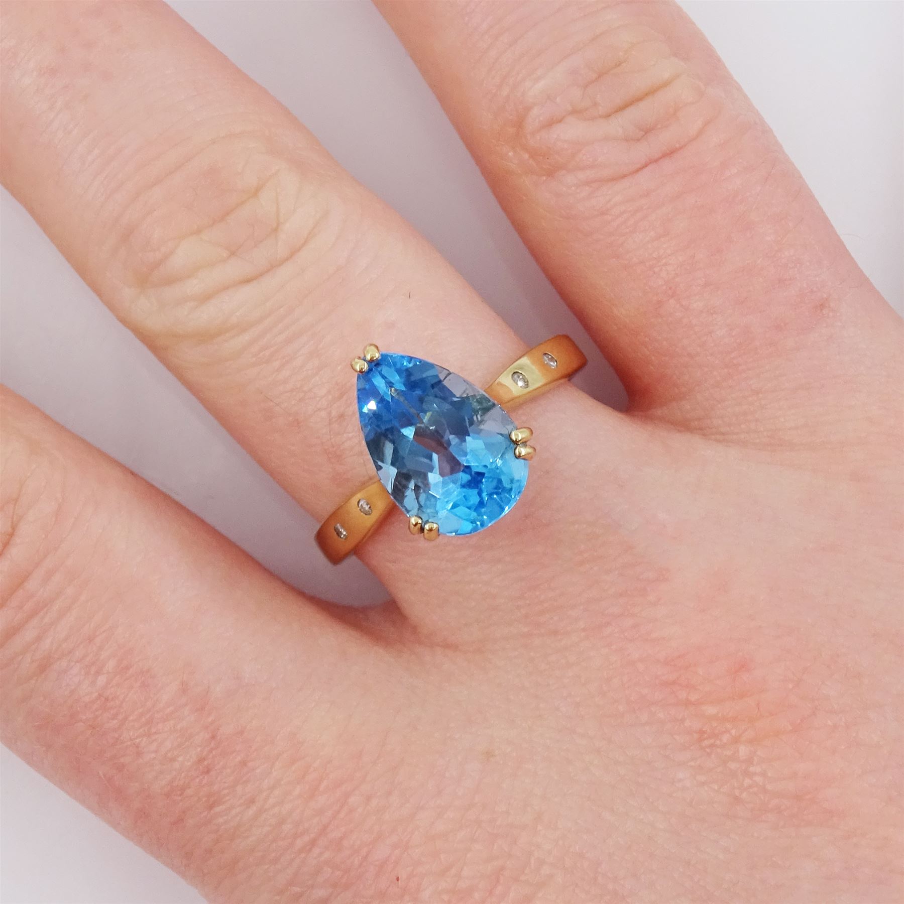 9ct gold single stone pear cut Swiss blue topaz ring - Image 2 of 4