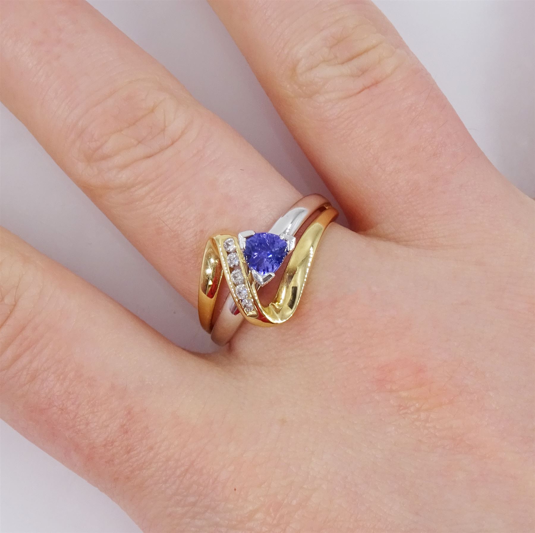 14ct white and yellow gold trillion cut tanzanite and round brilliant cut diamond crossover ring - Image 2 of 4