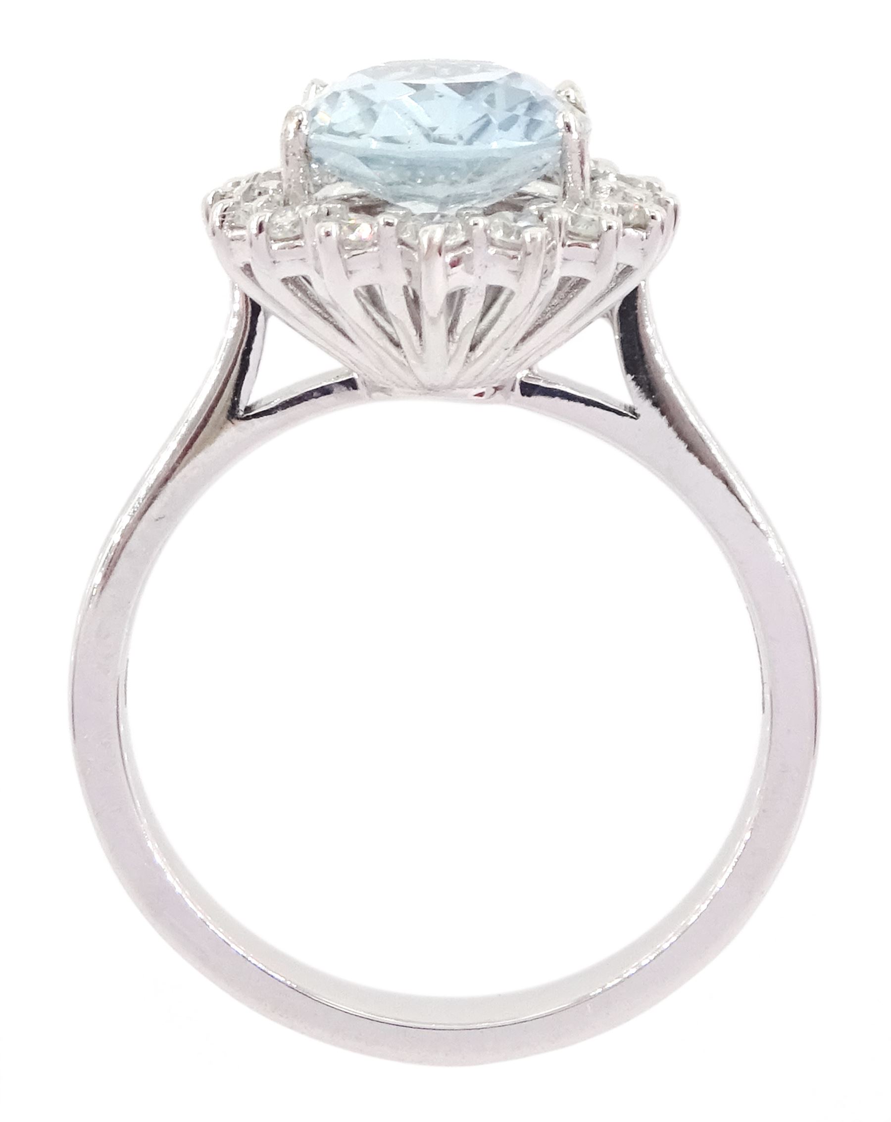 18ct white gold oval cut aquamarine and round brilliant cut diamond cluster ring - Image 4 of 4