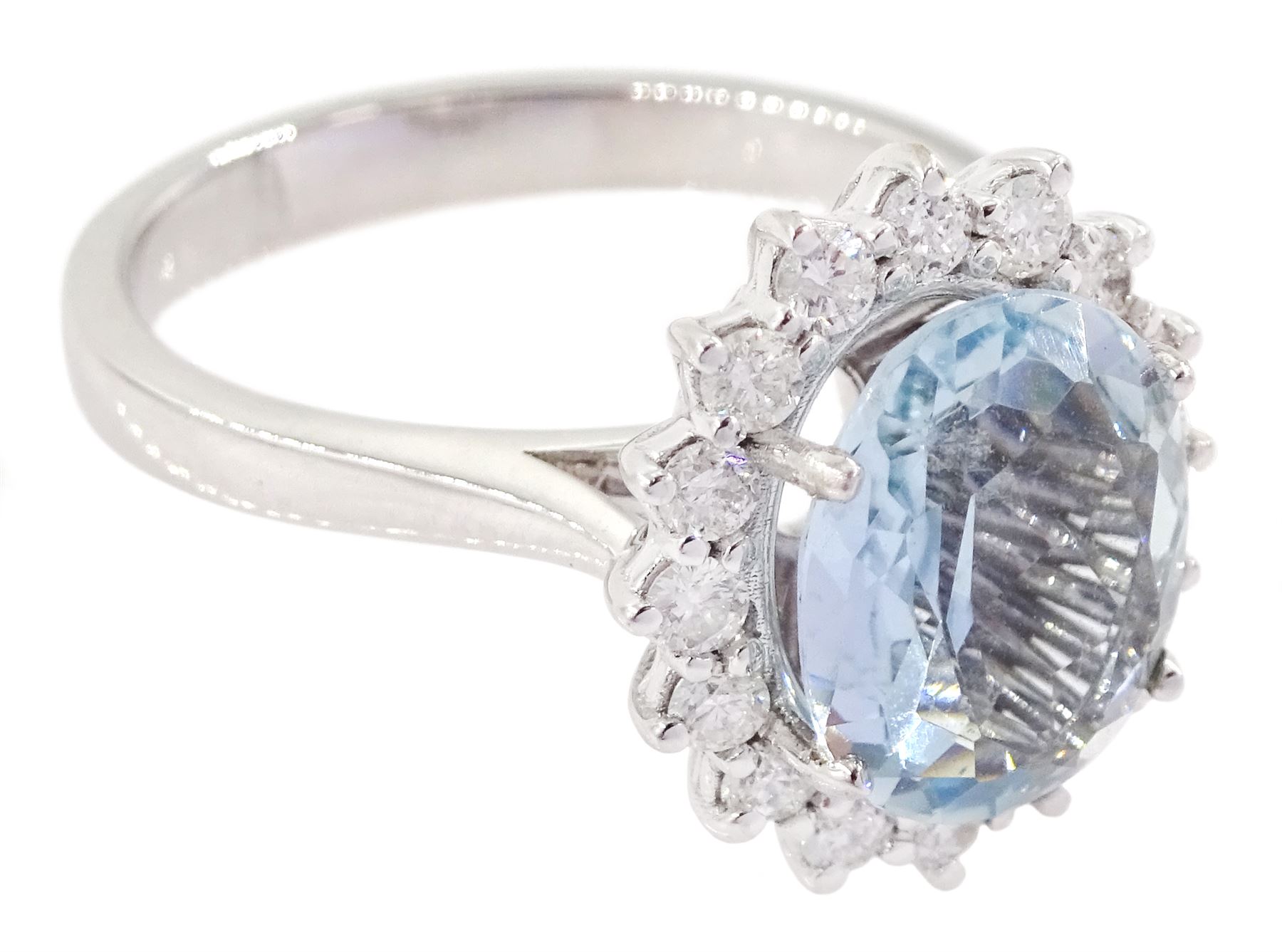18ct white gold oval cut aquamarine and round brilliant cut diamond cluster ring - Image 3 of 4
