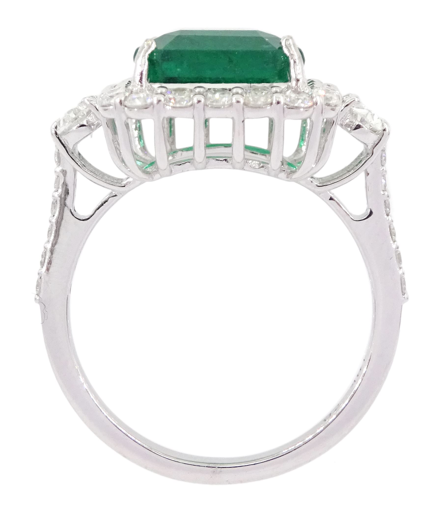18ct white gold emerald and round brilliant cut diamond cluster ring - Image 4 of 4
