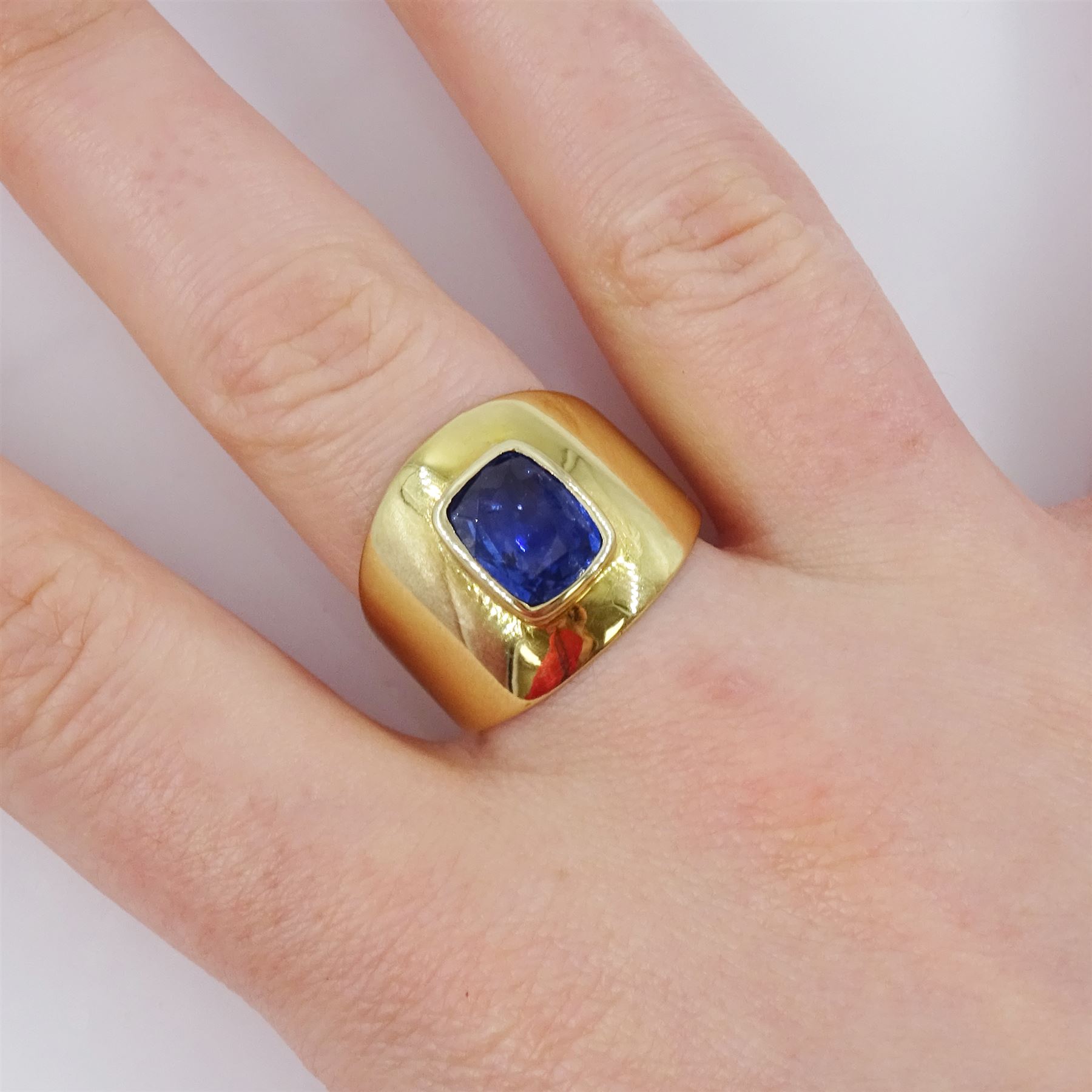 14ct gold single stone cushion cut sapphire ring - Image 2 of 4