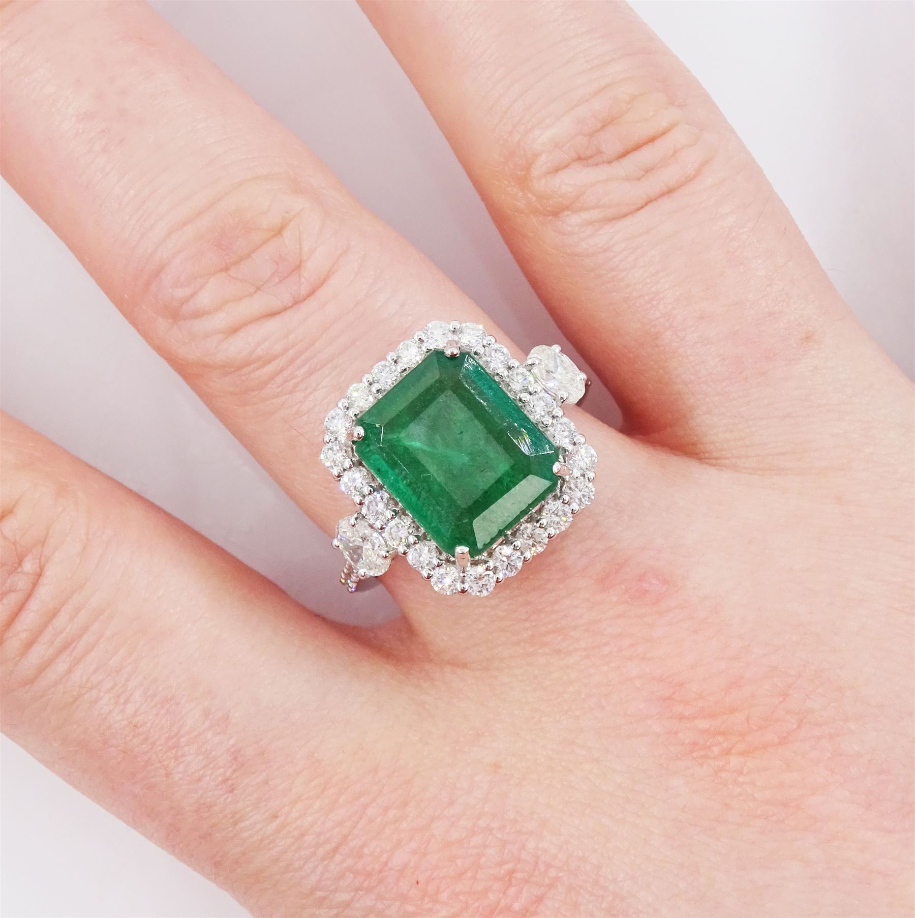 18ct white gold emerald and round brilliant cut diamond cluster ring - Image 2 of 4