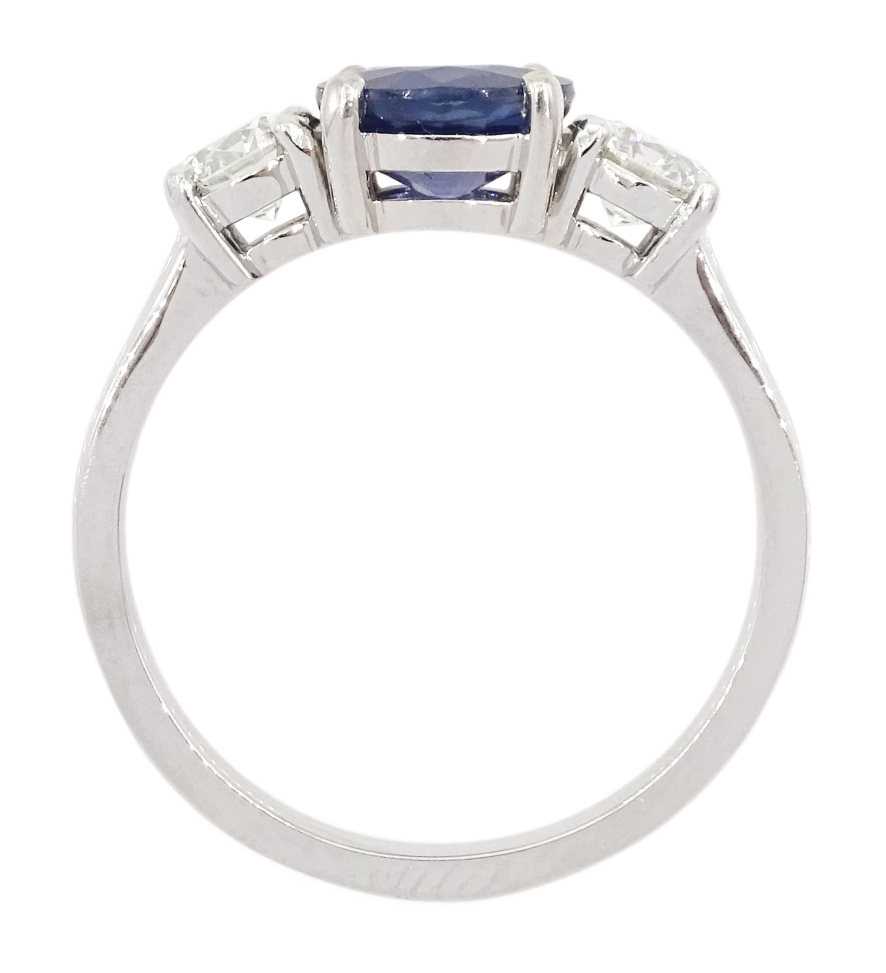 Platinum three stone sapphire and round brilliant cut diamond ring - Image 4 of 4