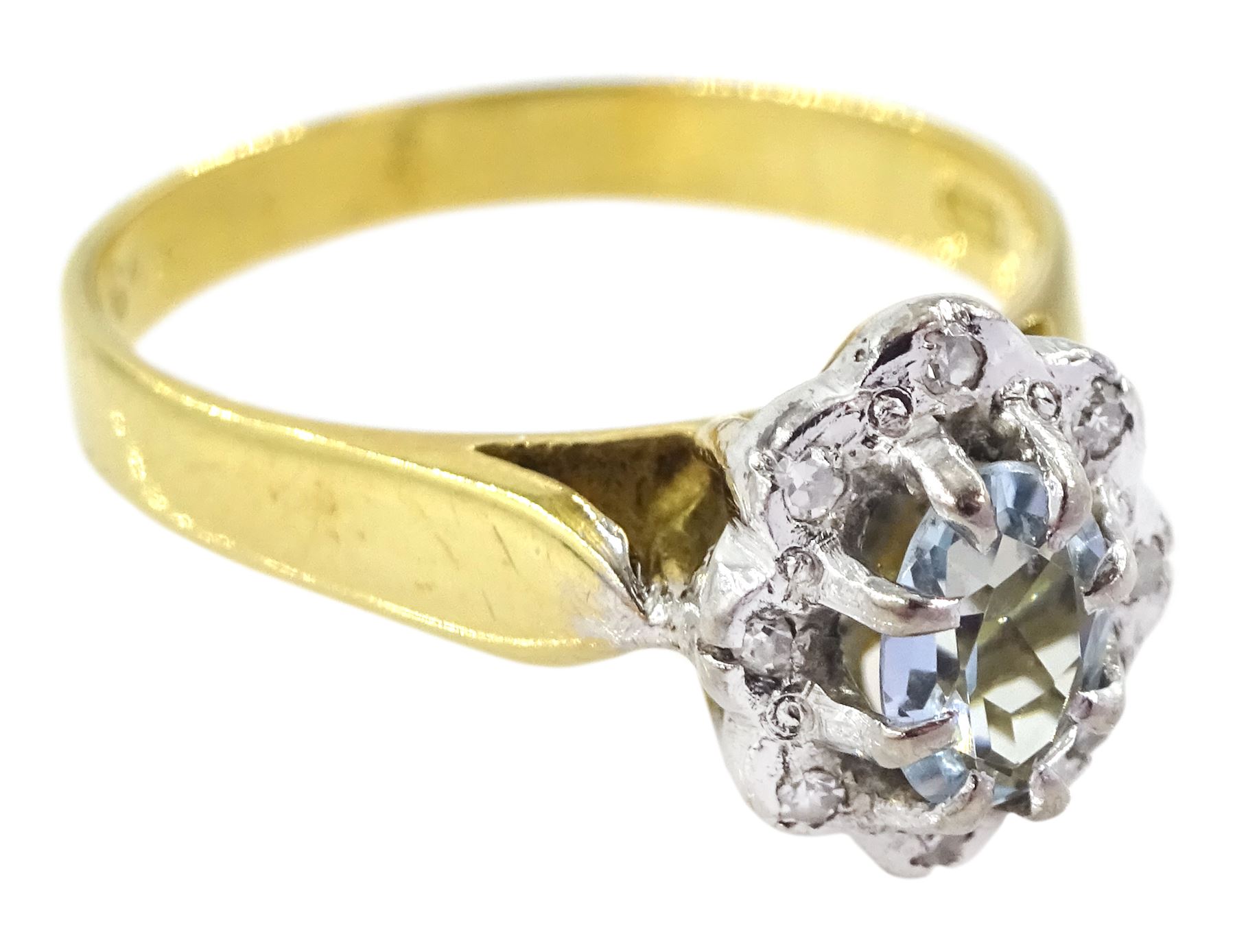 18ct gold oval cut aquamarine and round brilliant cut diamond cluster ring - Image 3 of 4