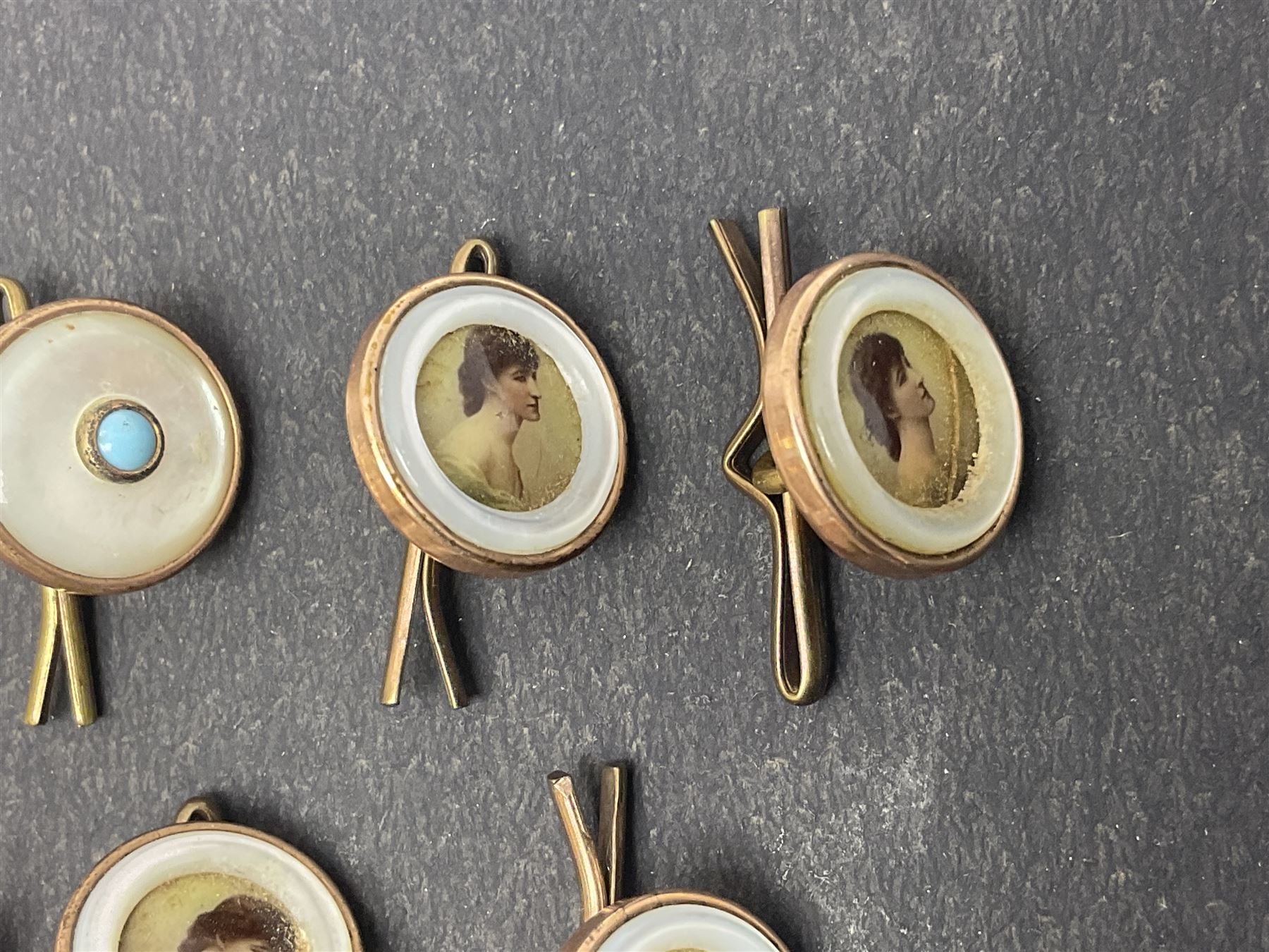 Set of six early 20th century gold plated portrait buttons - Image 10 of 14