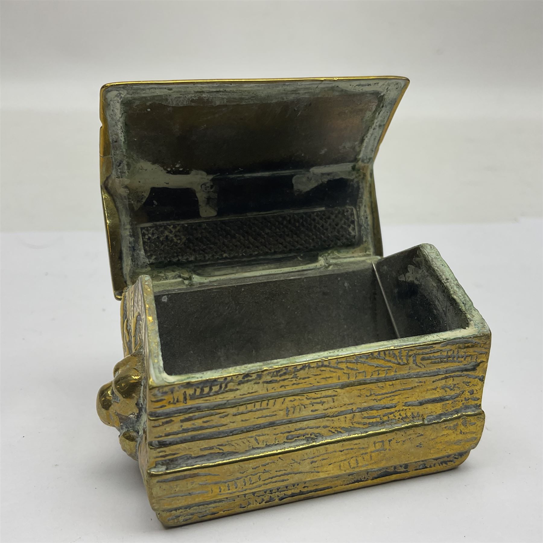 Brass vesta case in the form of a dog kennel - Image 3 of 7