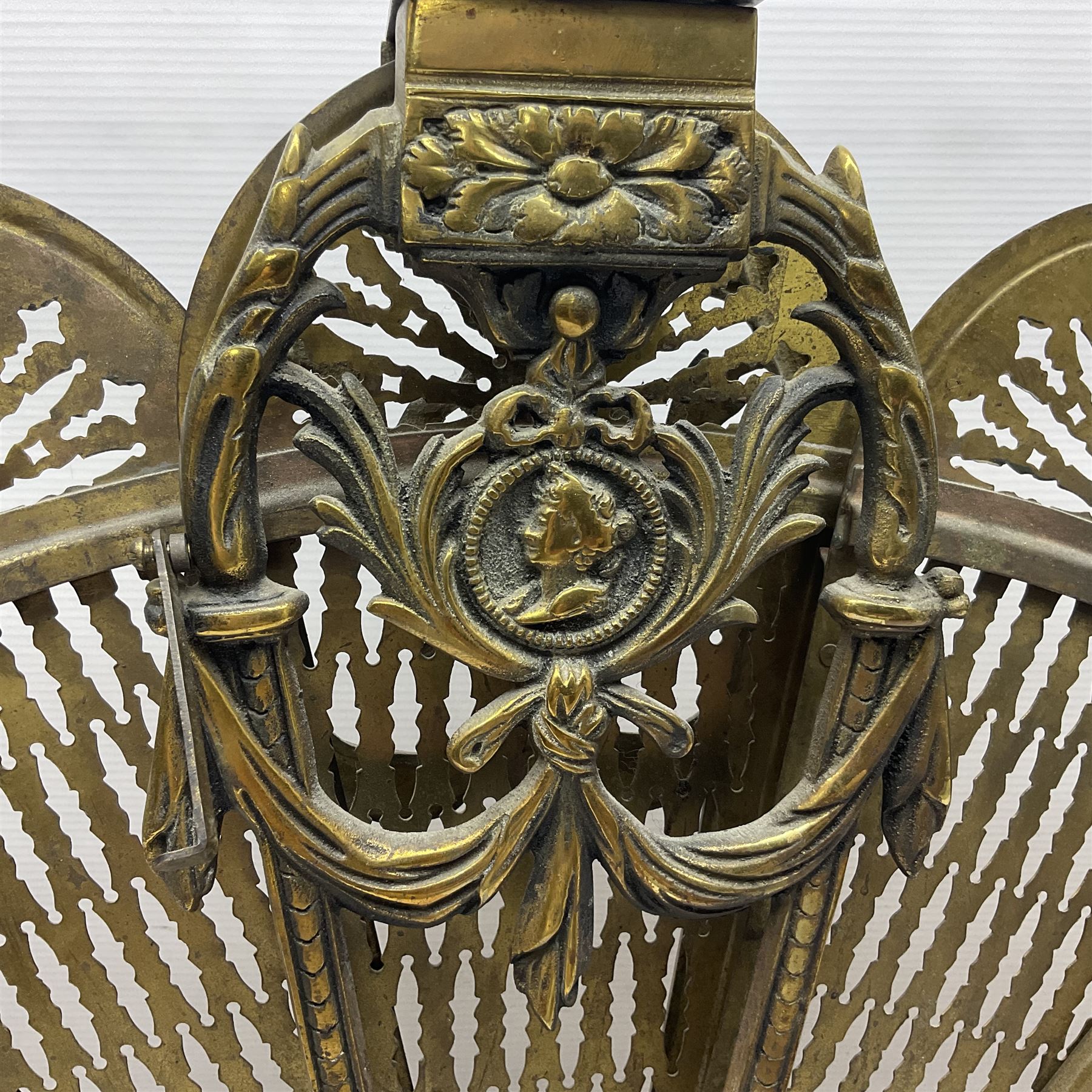 Pierced brass peacock style folding fire screen - Image 3 of 15