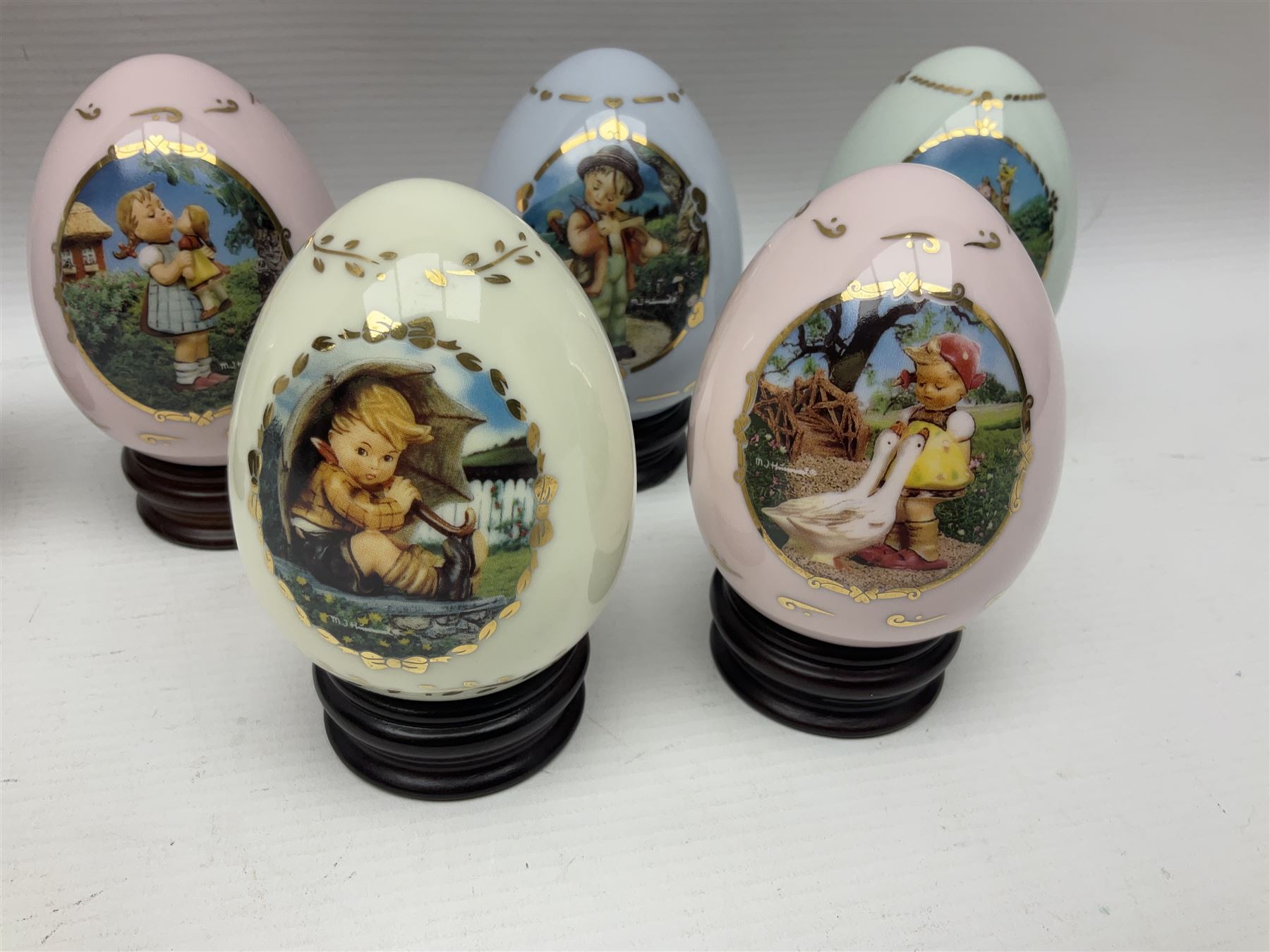 Twelve Hummel for Denbury Mint porcelain eggs - Image 7 of 13