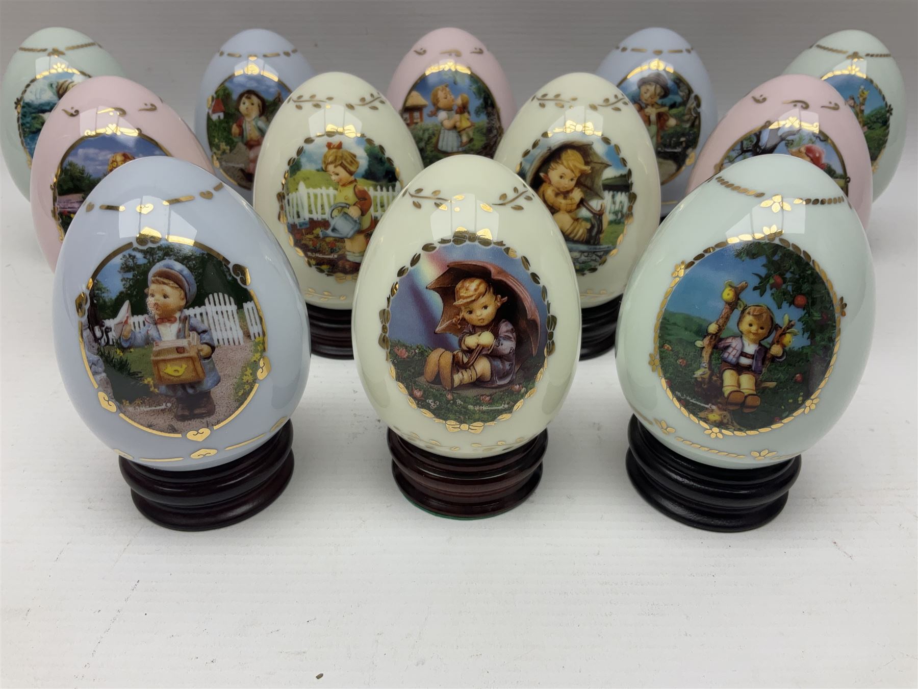 Twelve Hummel for Denbury Mint porcelain eggs - Image 3 of 13