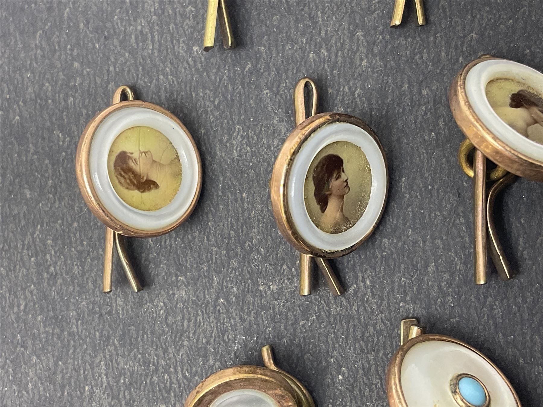 Set of six early 20th century gold plated portrait buttons - Image 6 of 14