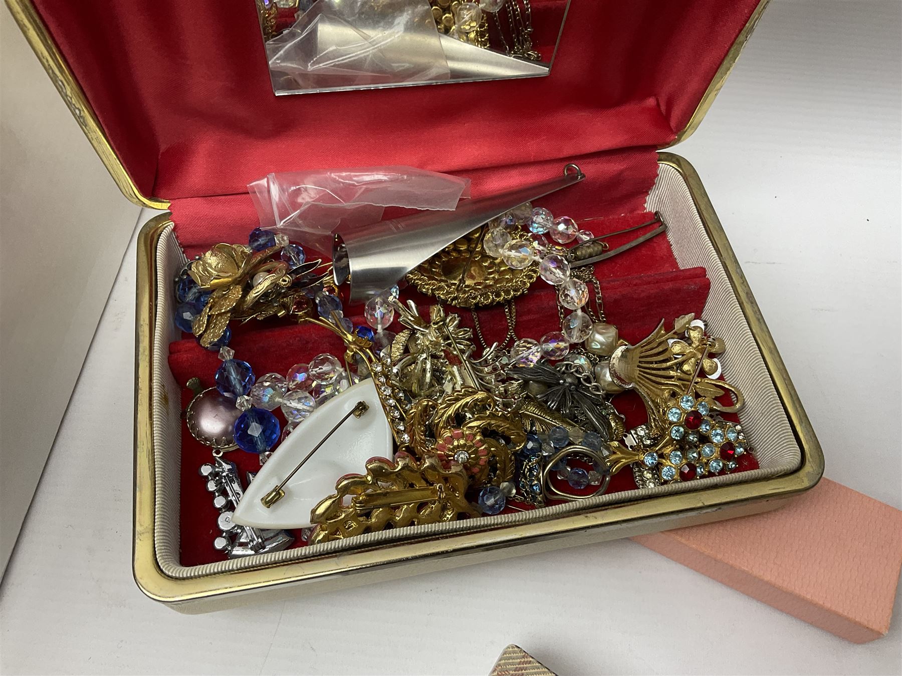 Silver brooches and a collection of costume jewellery - Image 10 of 11