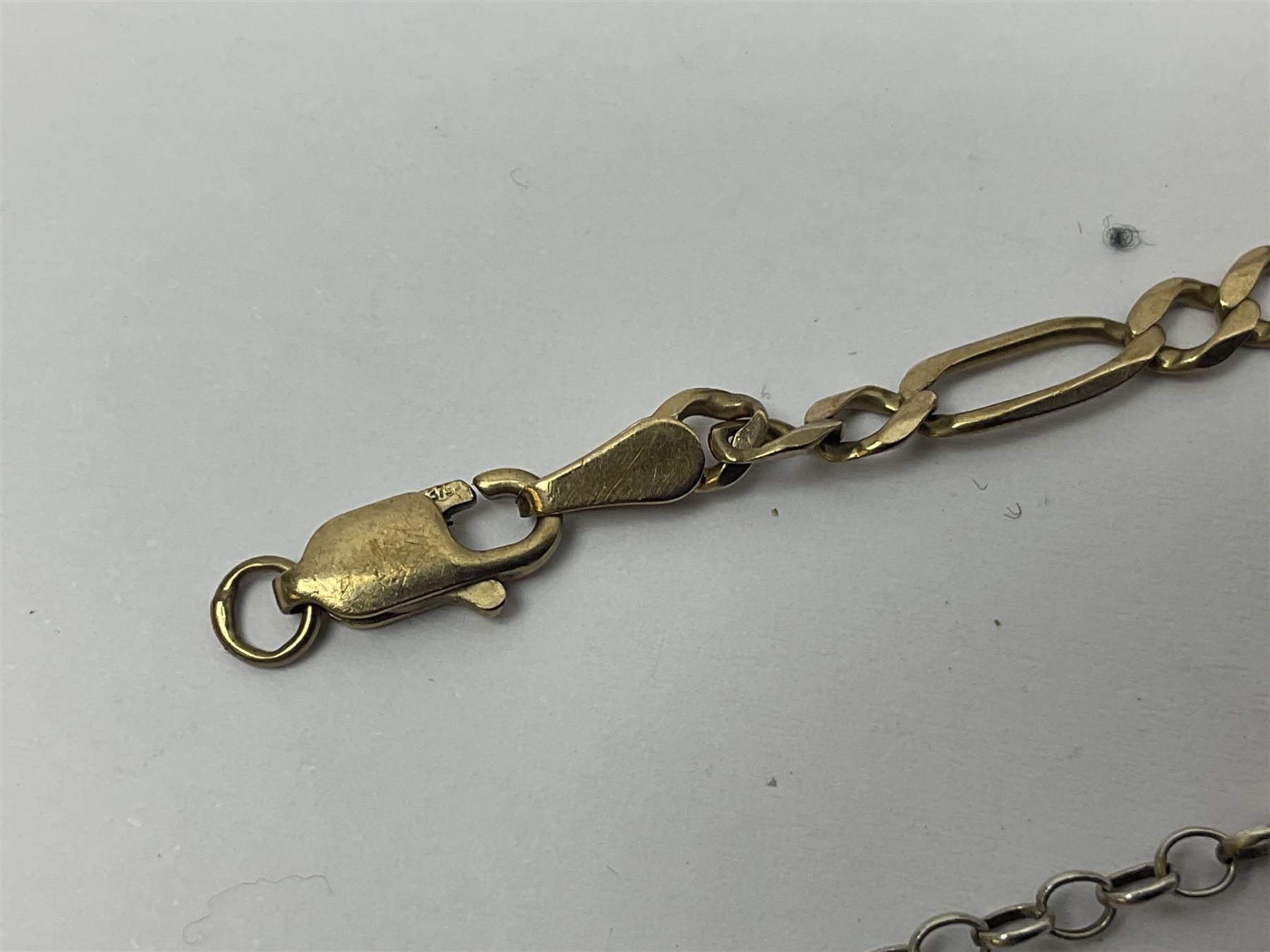 9ct gold Figaro link bracelet - Image 7 of 18