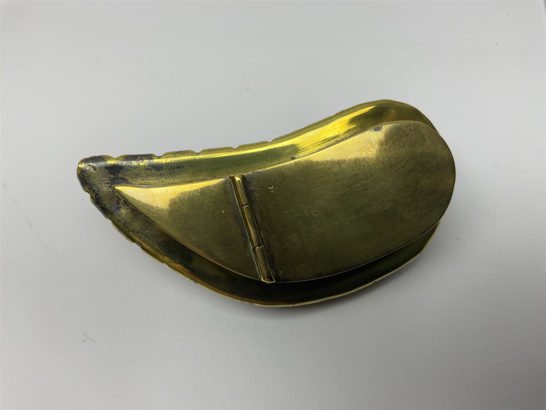 Early 20th century brass mounted muscle shell novelty vesta case - Image 3 of 4