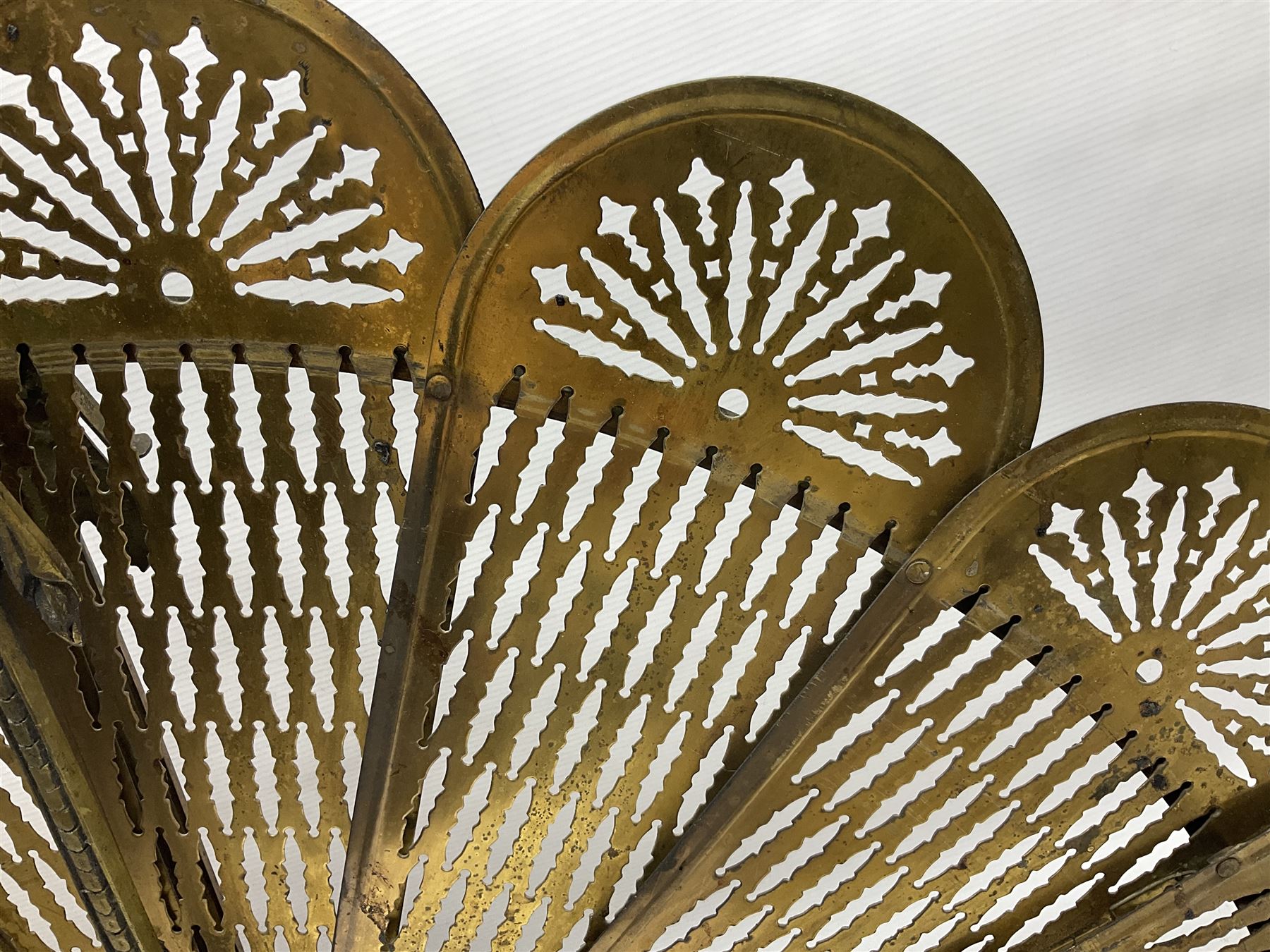 Pierced brass peacock style folding fire screen - Image 13 of 15