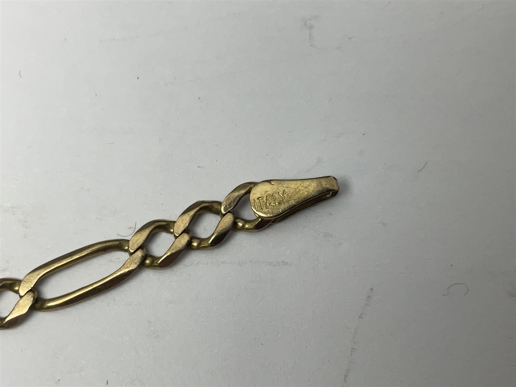 9ct gold Figaro link bracelet - Image 6 of 18
