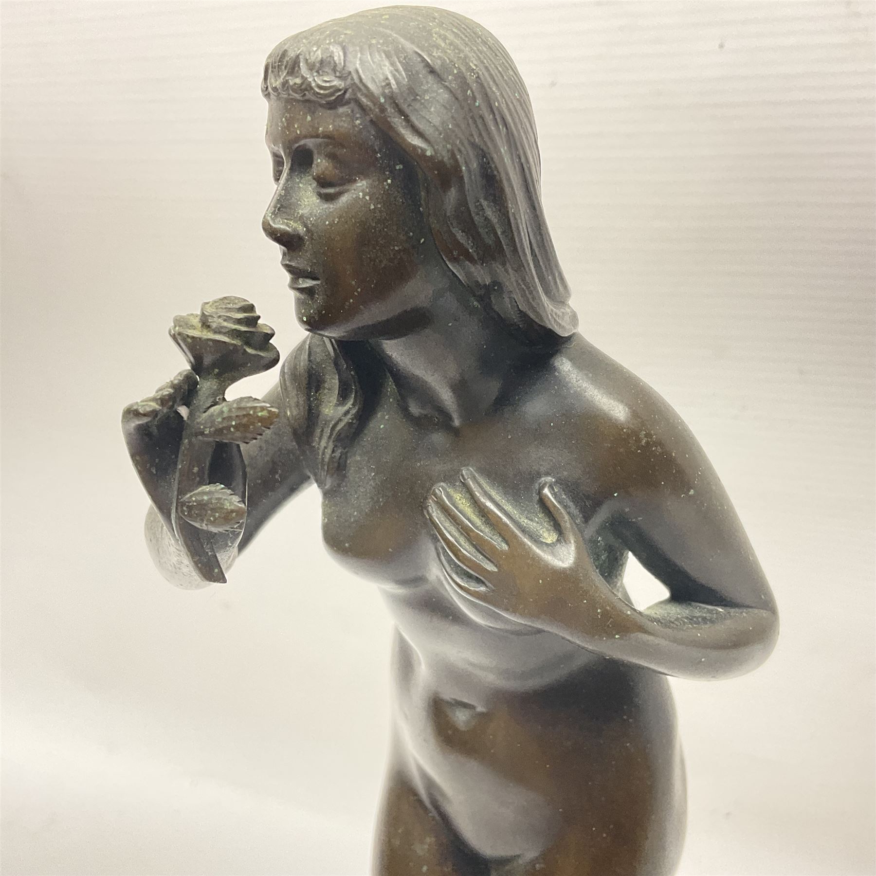 Bronze nude female figure holding a rose - Image 4 of 14
