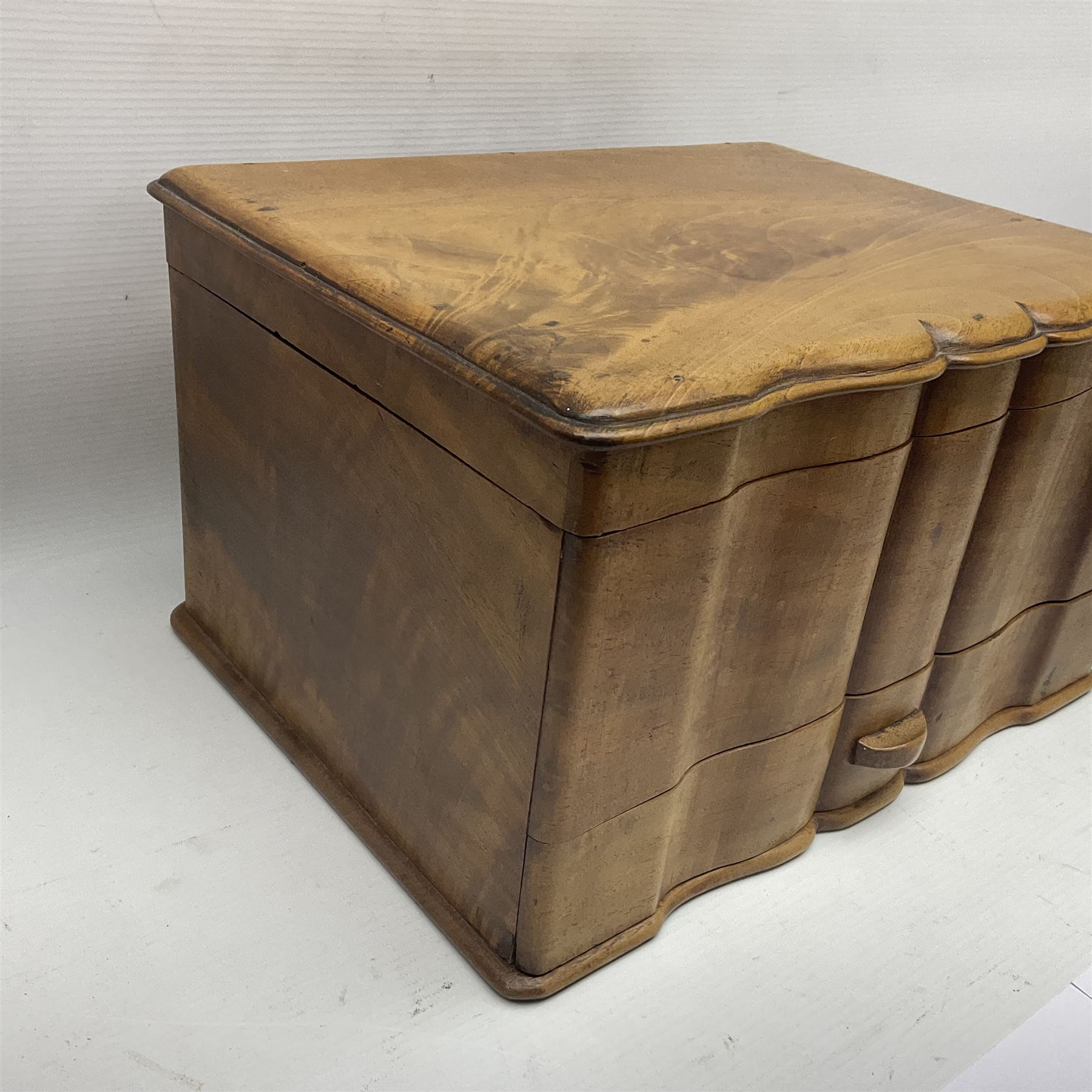 Art Deco walnut box - Image 3 of 9