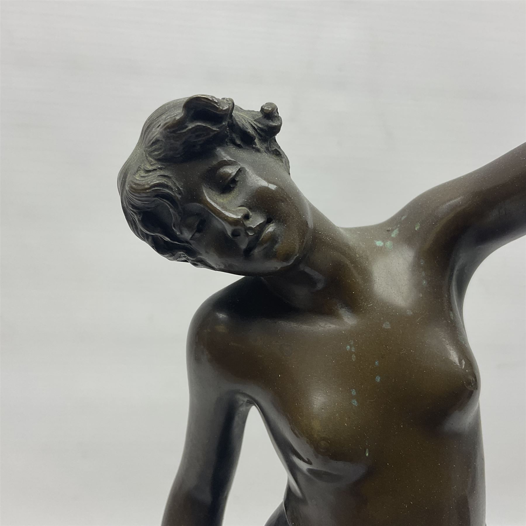 Bronzed semi nude female figure with one hand raised - Bild 2 aus 13