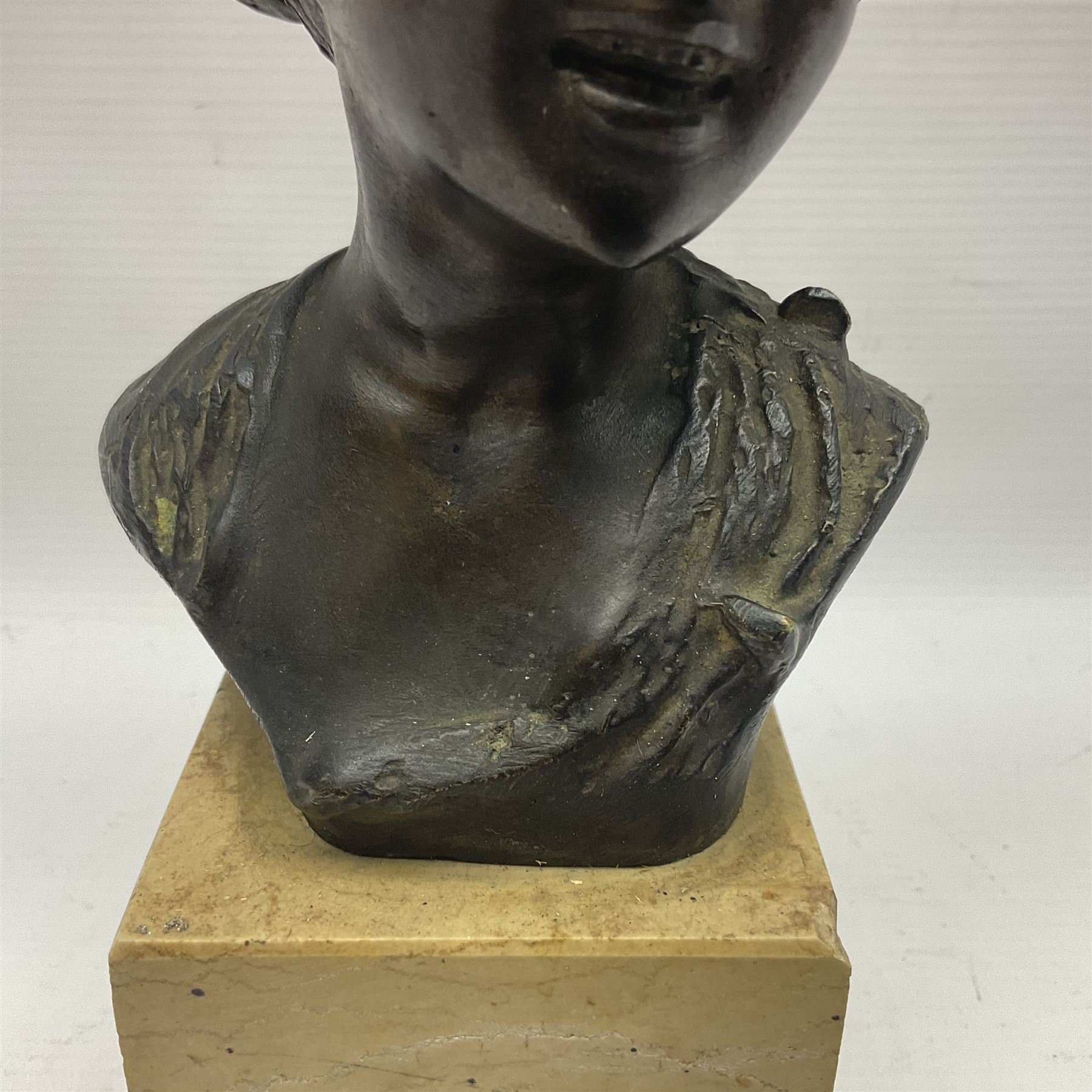 After Giovanni De Martino (1870-1935); bronzed bust of a boy on square marble plinth - Bild 3 aus 10