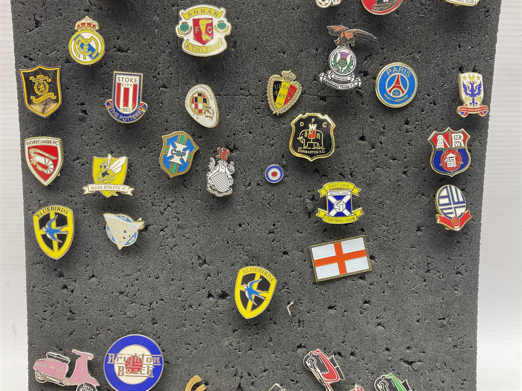 Large collection of approximately one hundred enamel badges and key rings - Image 3 of 12