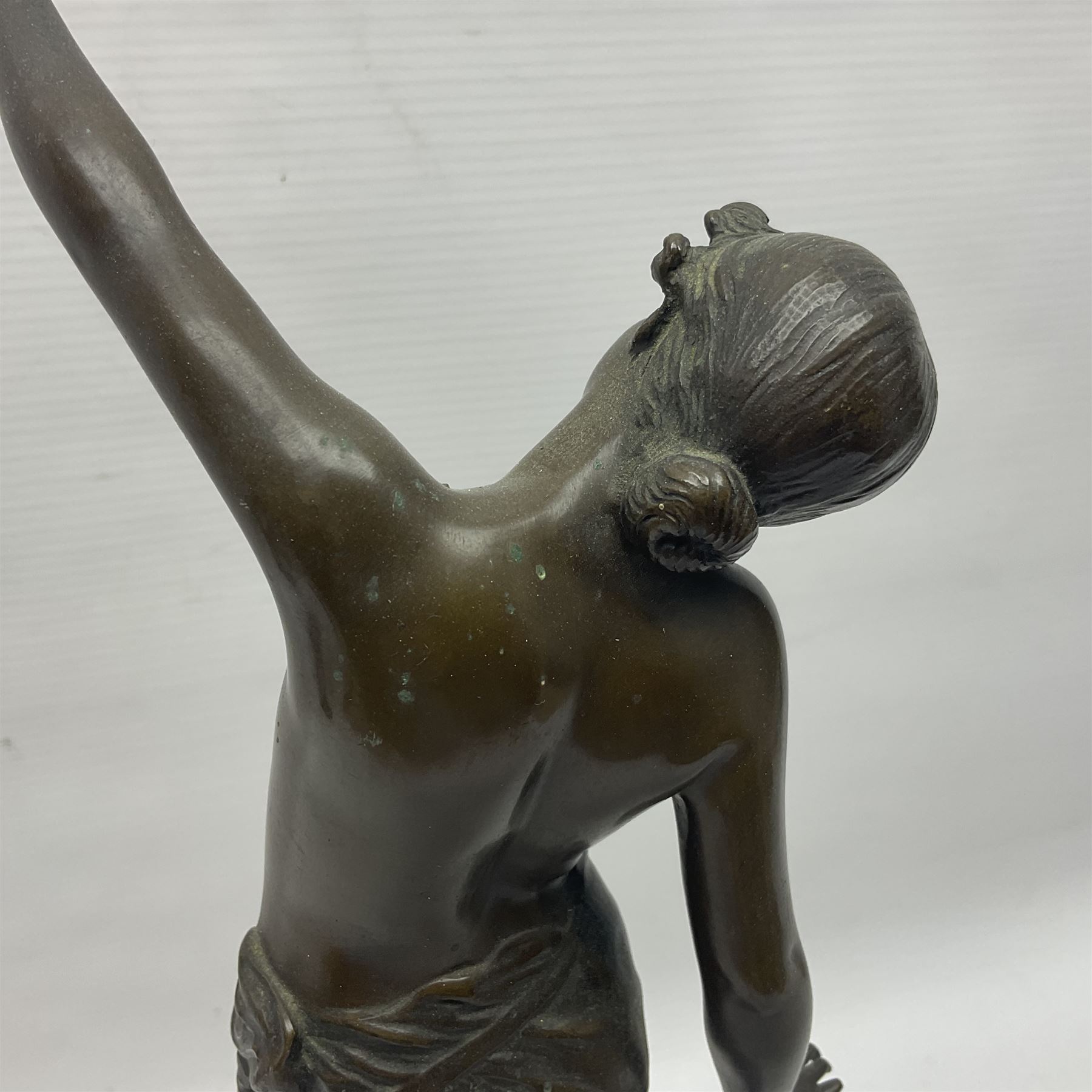 Bronzed semi nude female figure with one hand raised - Bild 8 aus 13