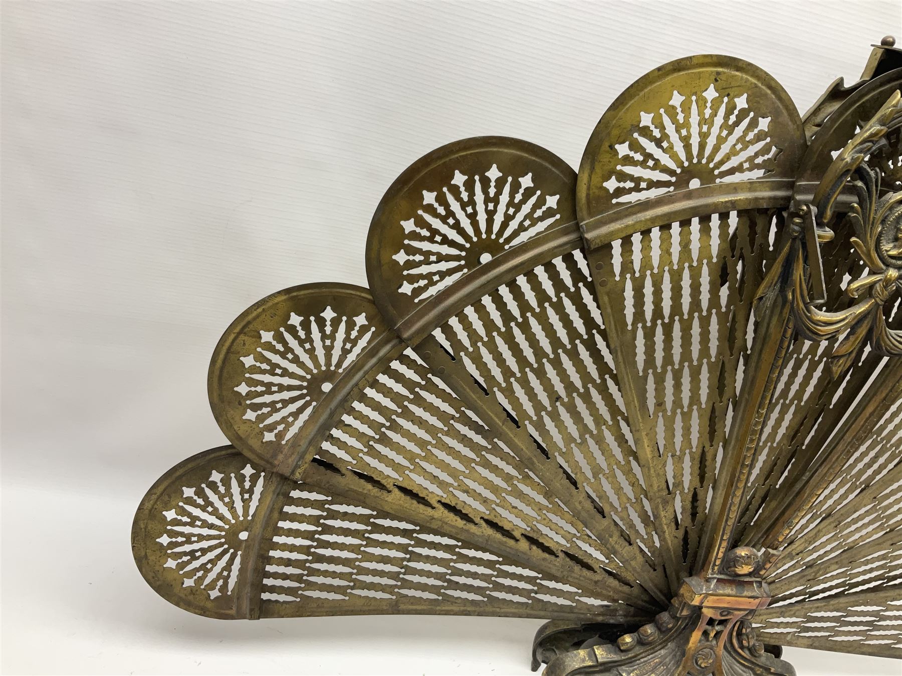 Pierced brass peacock style folding fire screen - Image 5 of 15