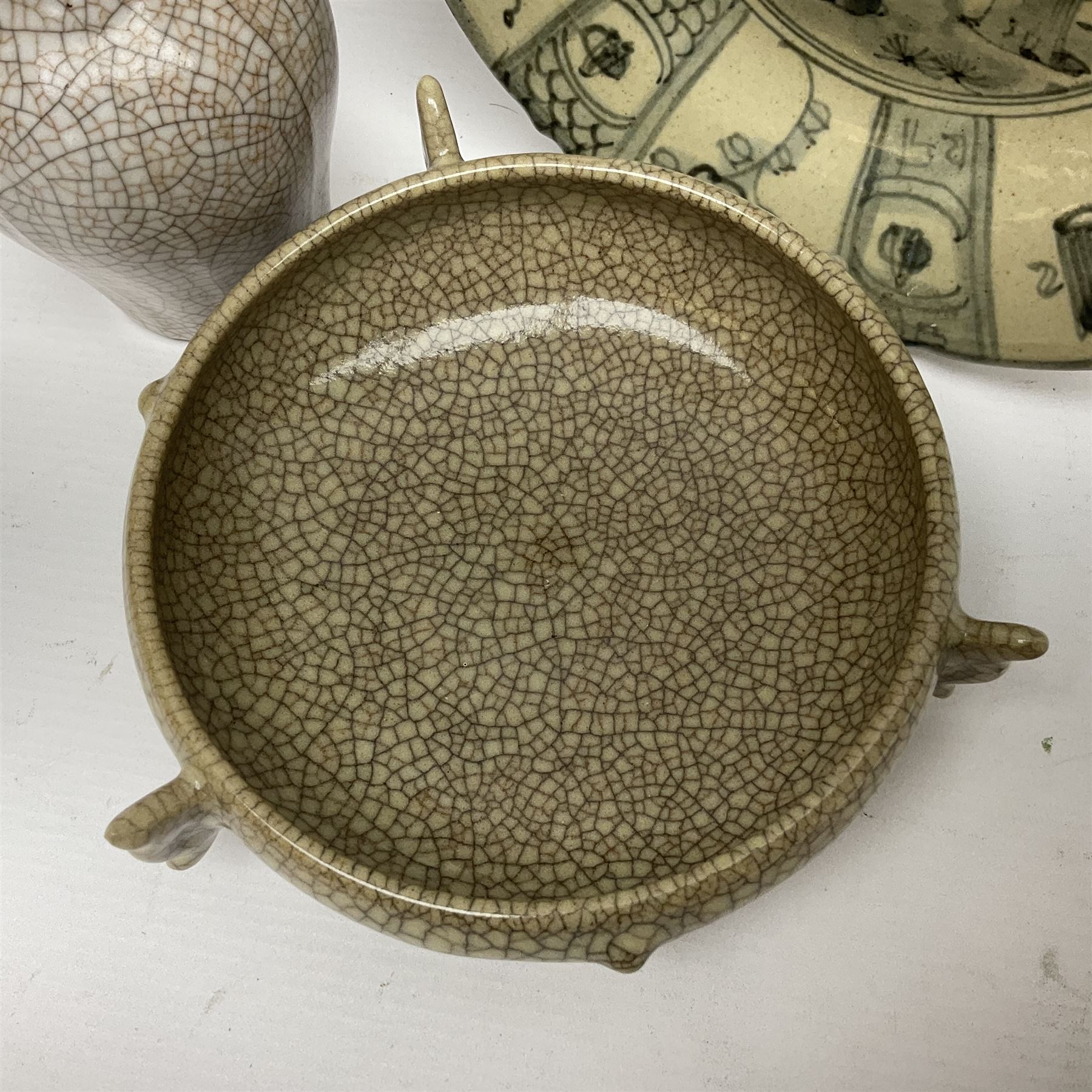 Chinese Ge-type crackle glazed vase and matching dish - Image 3 of 10