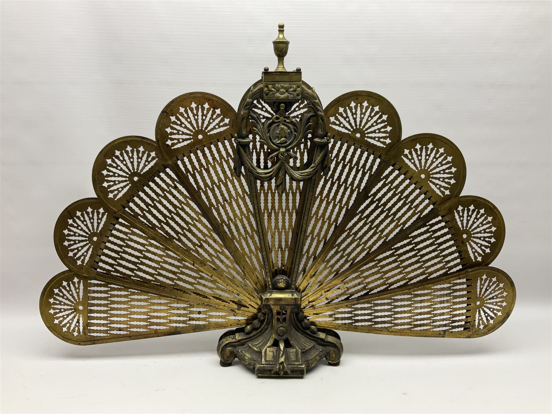 Pierced brass peacock style folding fire screen - Image 11 of 15