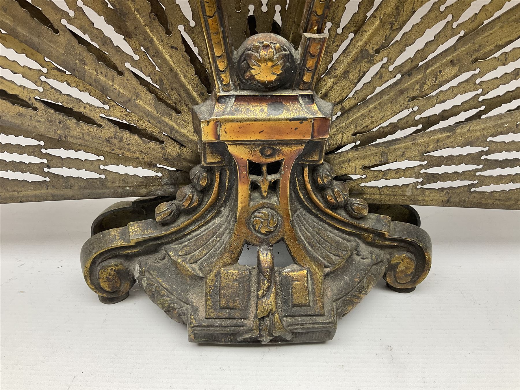 Pierced brass peacock style folding fire screen - Image 2 of 15