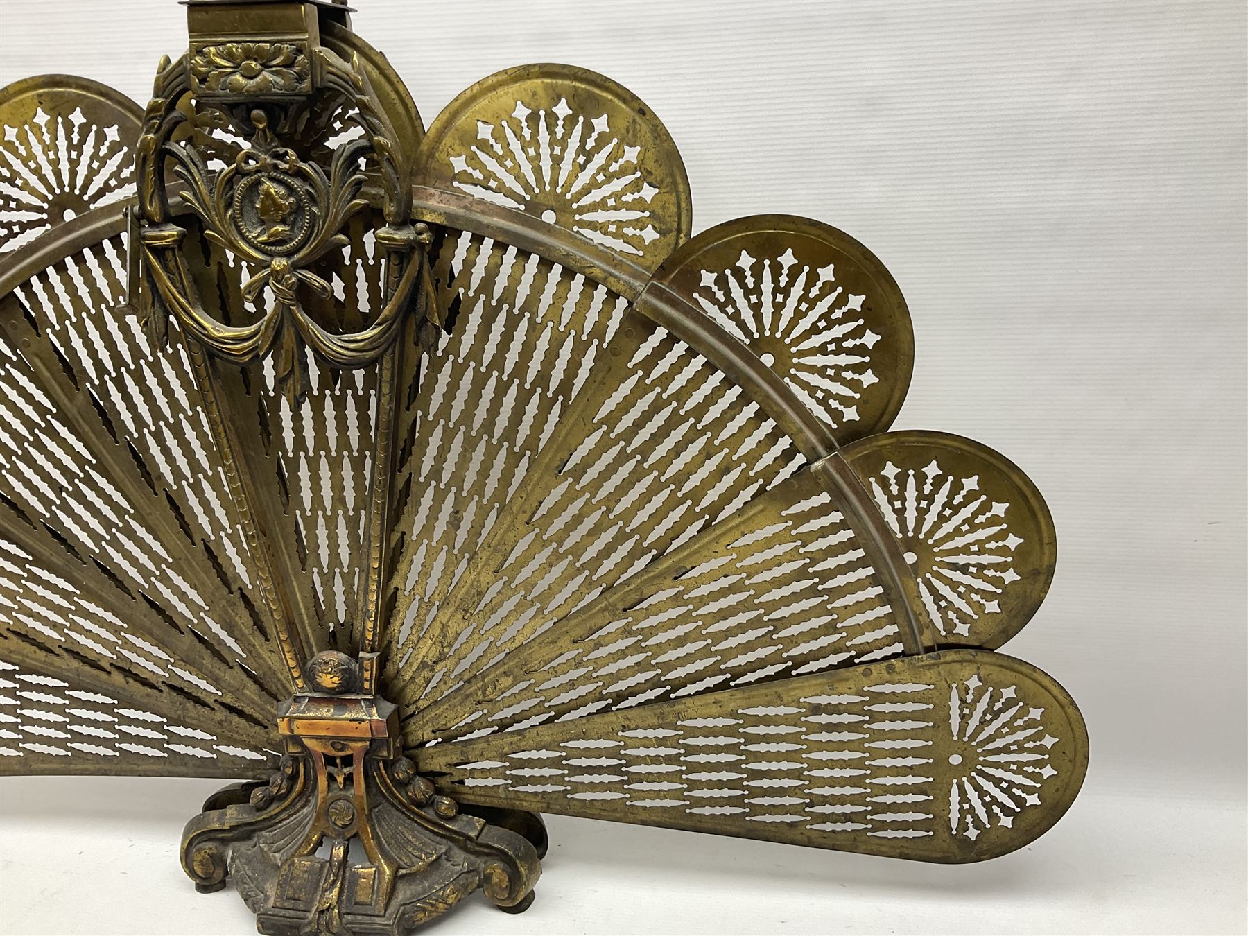 Pierced brass peacock style folding fire screen - Image 7 of 15