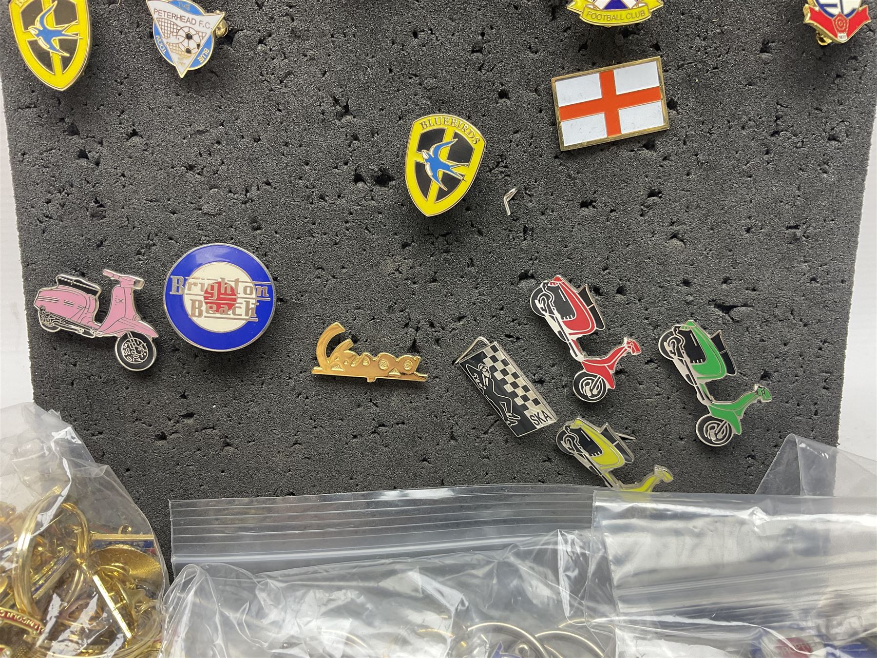 Large collection of approximately one hundred enamel badges and key rings - Image 4 of 12