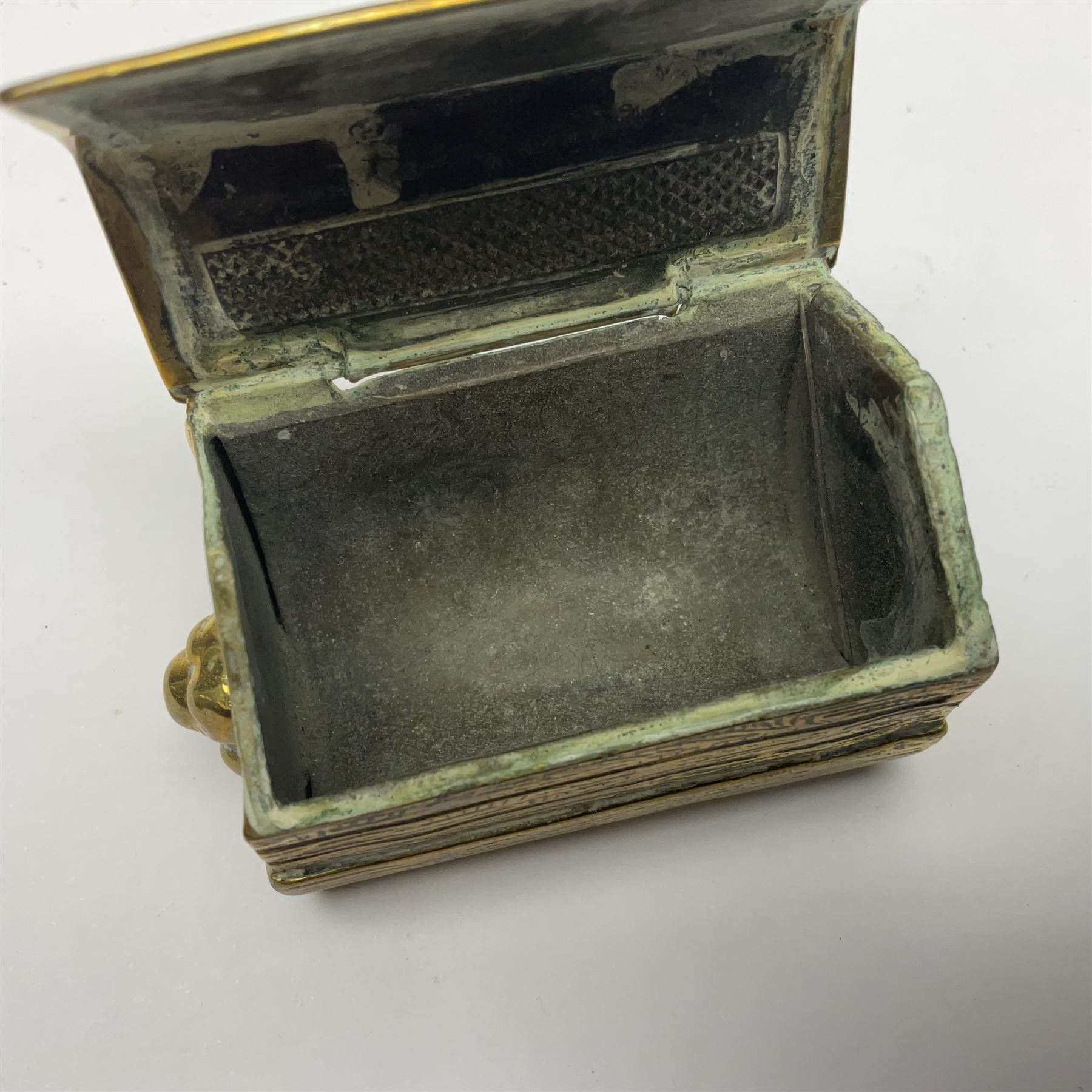 Brass vesta case in the form of a dog kennel - Image 4 of 7