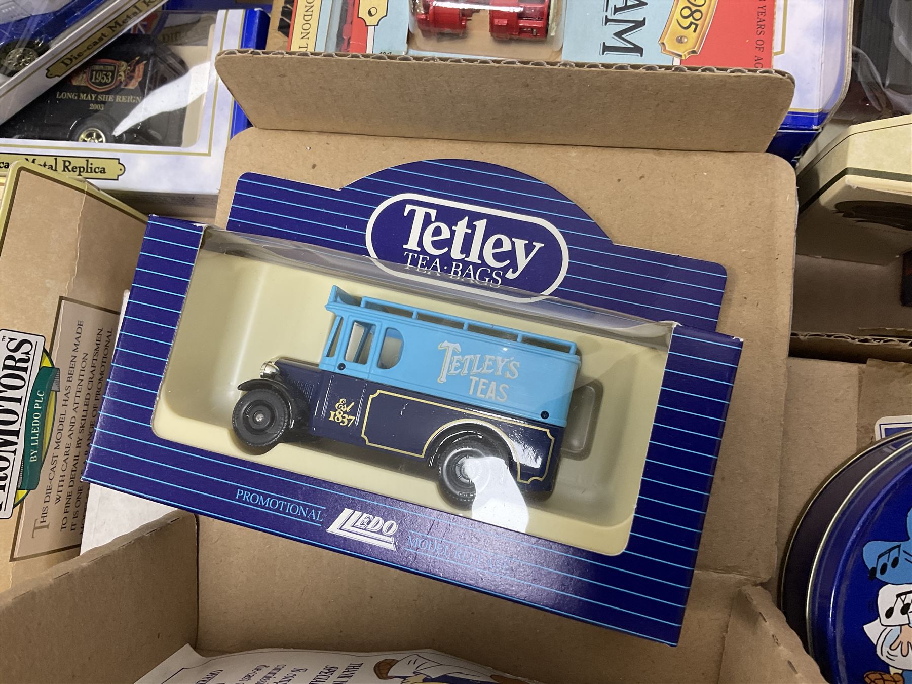 Collection of Tetley Tea collectibles to include sixteen 1:43 scale model cars from Lledo and Oxford - Image 6 of 8