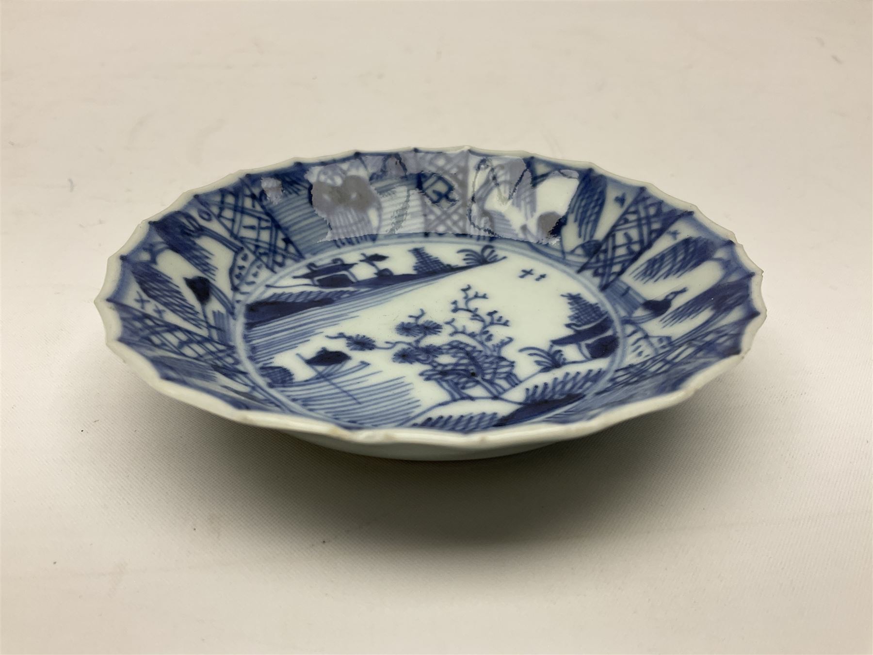 Chinese Kangxi style blue and white dish - Image 3 of 4