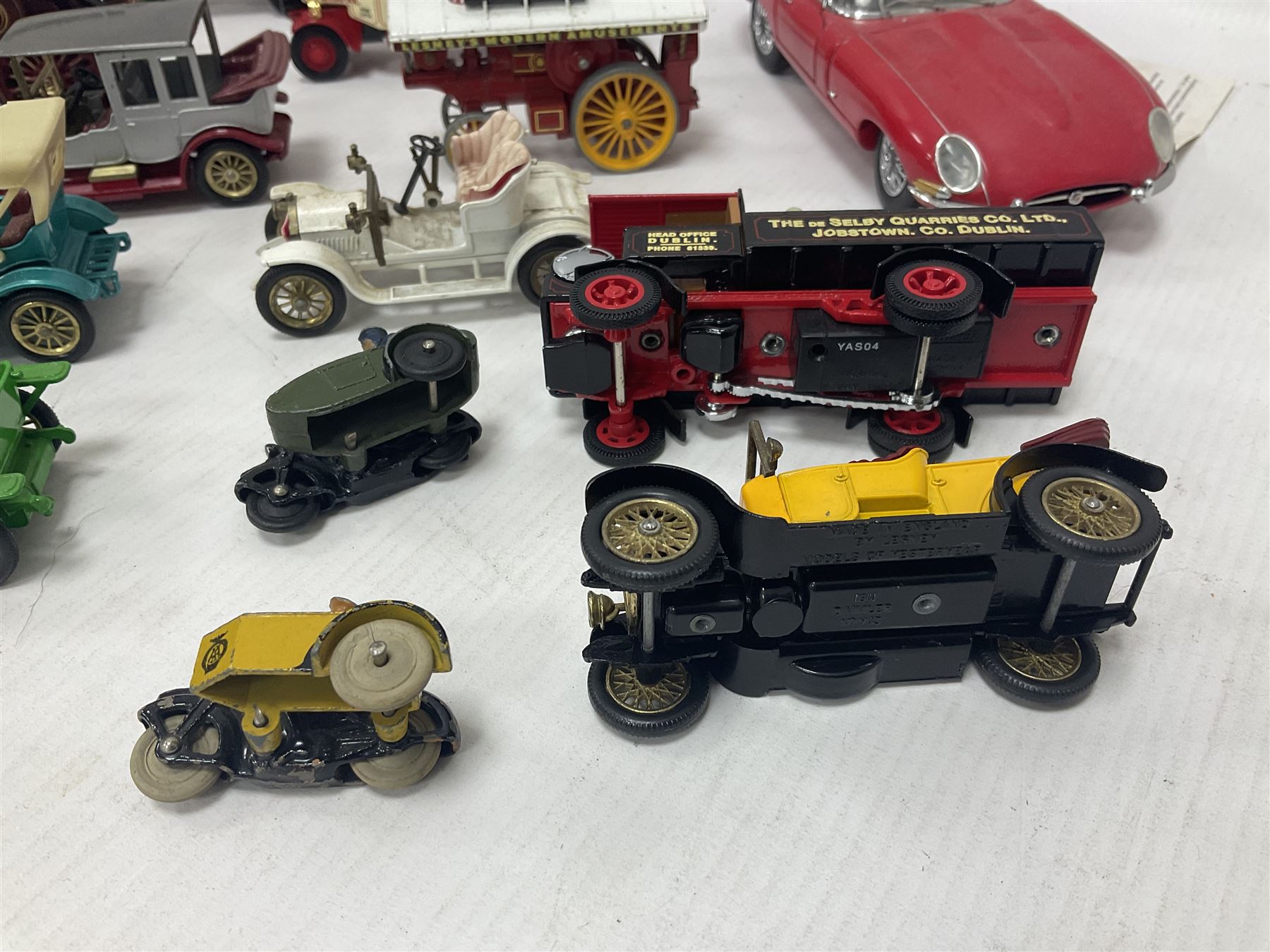 Approximately twenty eight die-cast scale model cars to include Corgi Chitty Chitty Bang Bang with t - Image 9 of 23