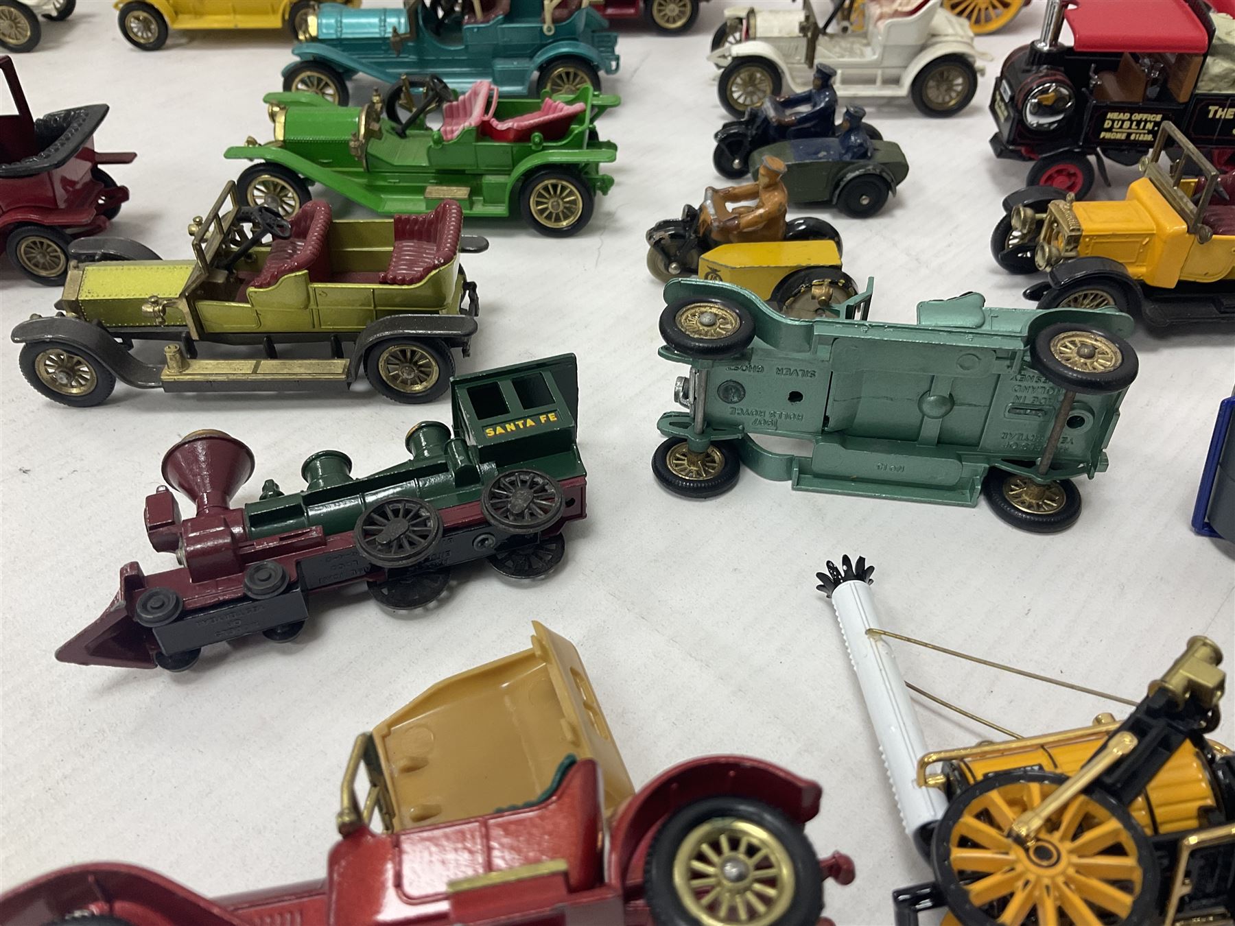 Approximately twenty eight die-cast scale model cars to include Corgi Chitty Chitty Bang Bang with t - Image 6 of 23