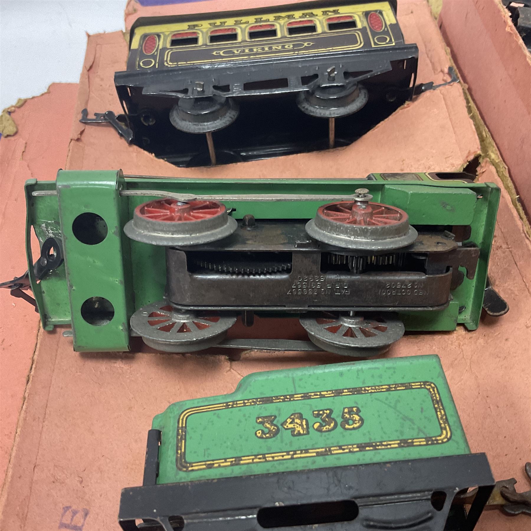 Hornby Meccano ‘0’ gauge - M1 Passenger set comprising 0-4-0 locomotive and tender no.3435 in green - Bild 5 aus 5