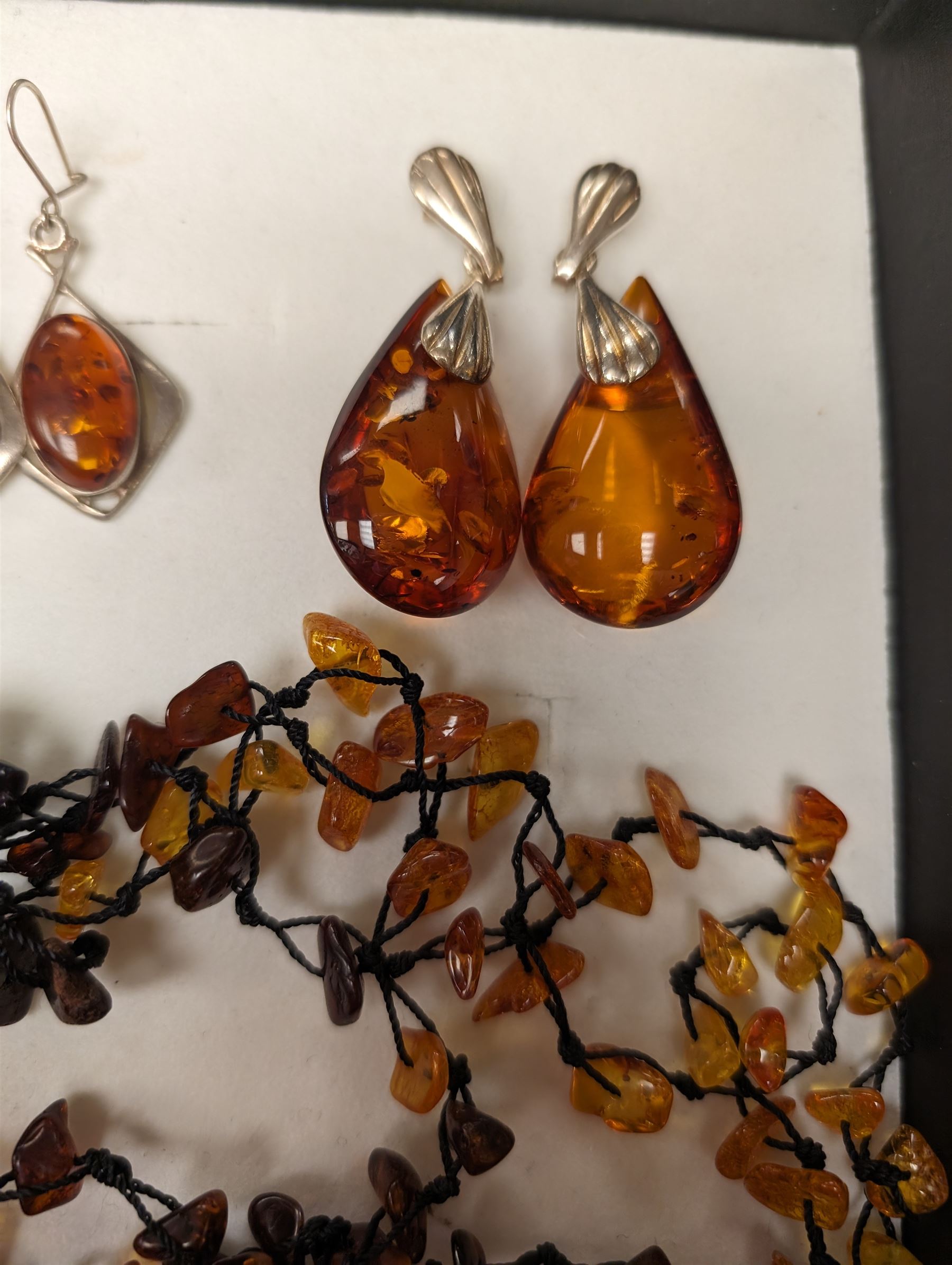 Baltic amber and amber style beaded jewellery - Image 2 of 2