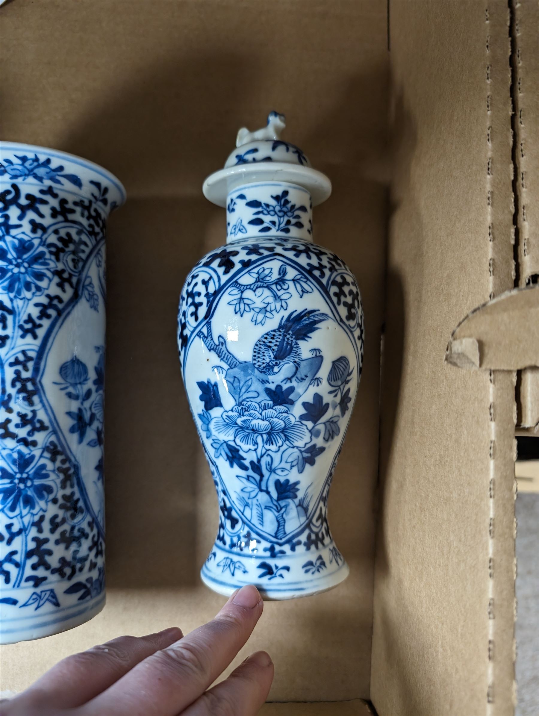 Pair of blue and white vases - Image 10 of 10