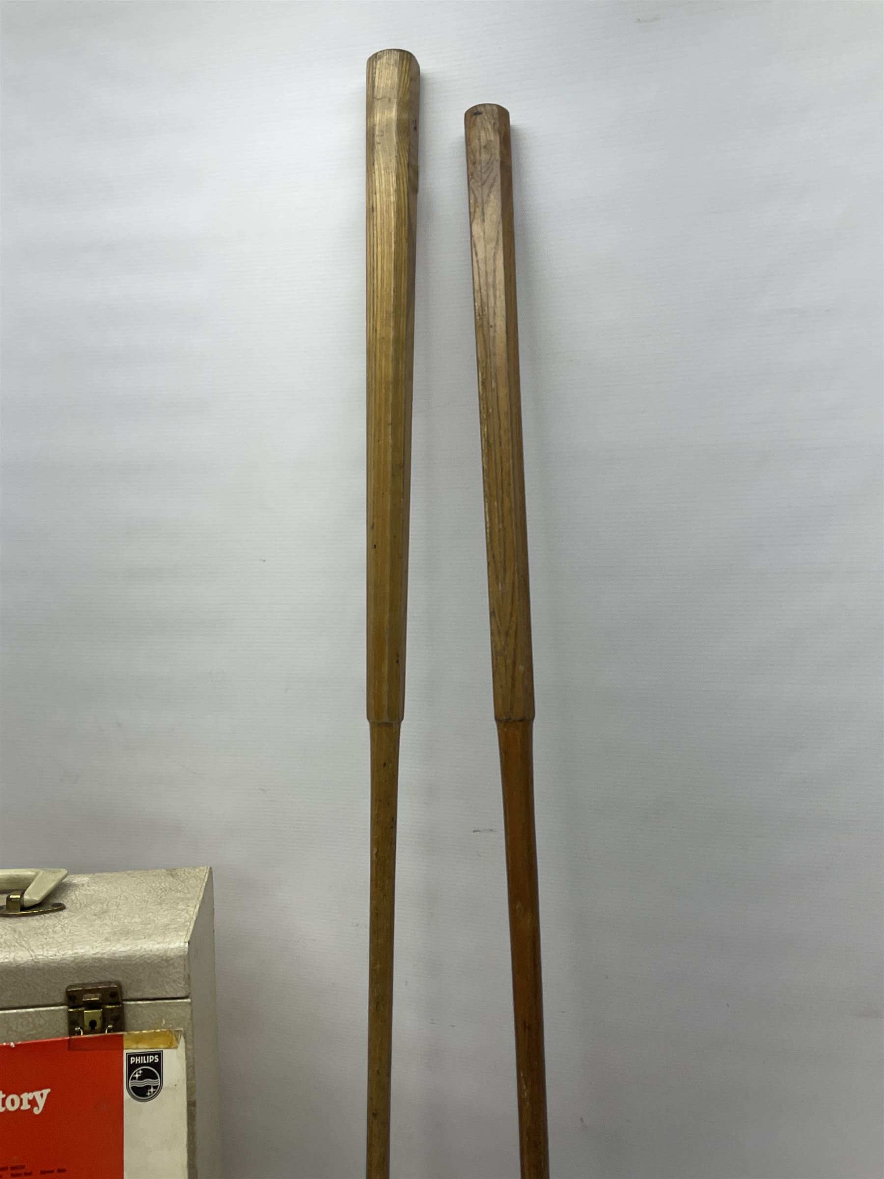 Two wooden croquet mallets together with cased records - Bild 3 aus 6