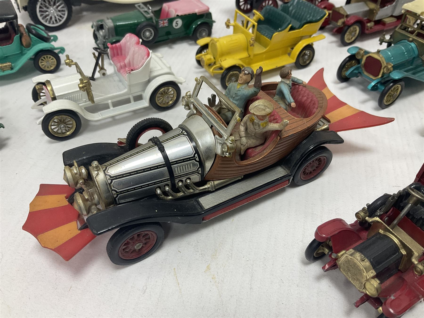 Approximately twenty eight die-cast scale model cars to include Corgi Chitty Chitty Bang Bang with t - Image 3 of 23
