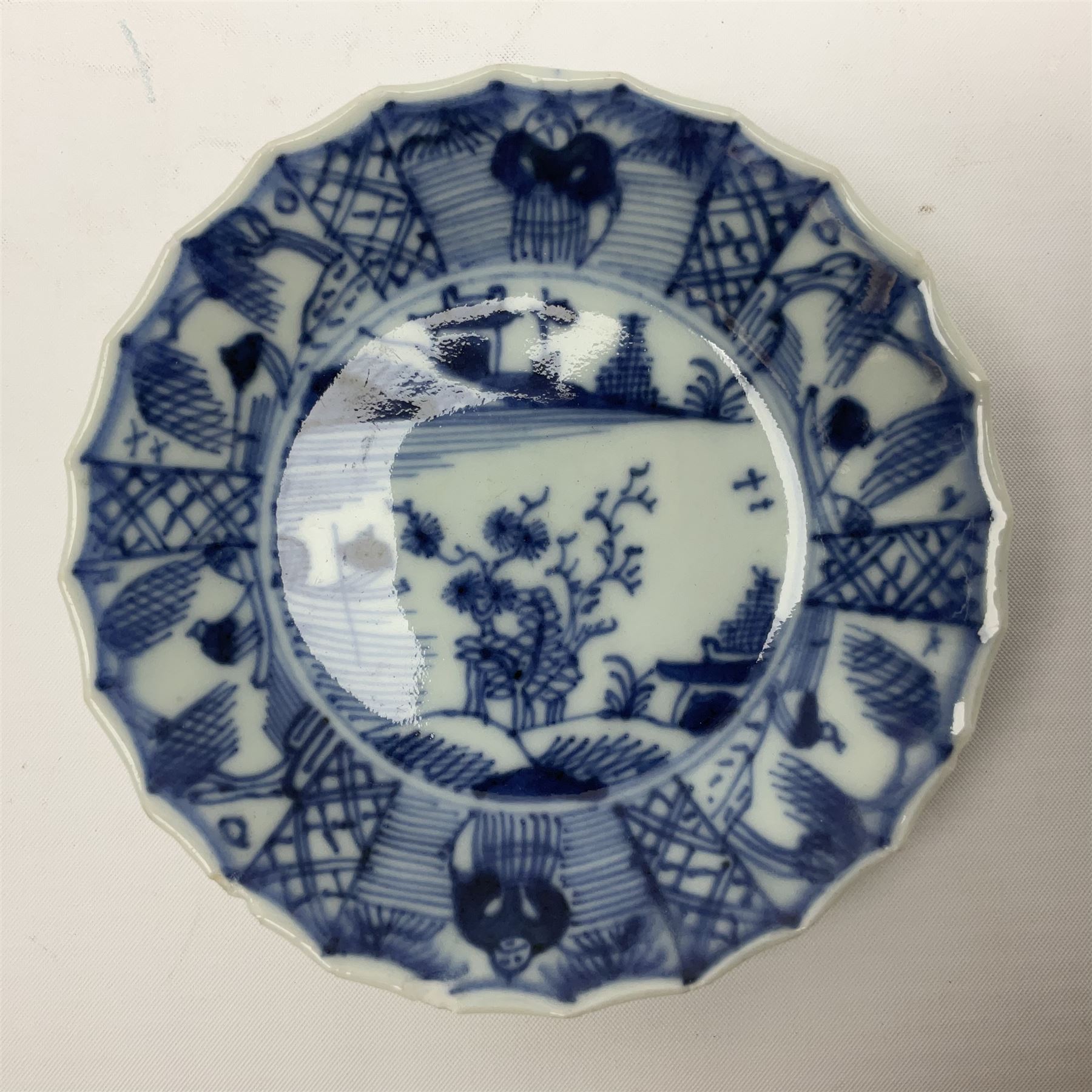 Chinese Kangxi style blue and white dish - Image 2 of 4