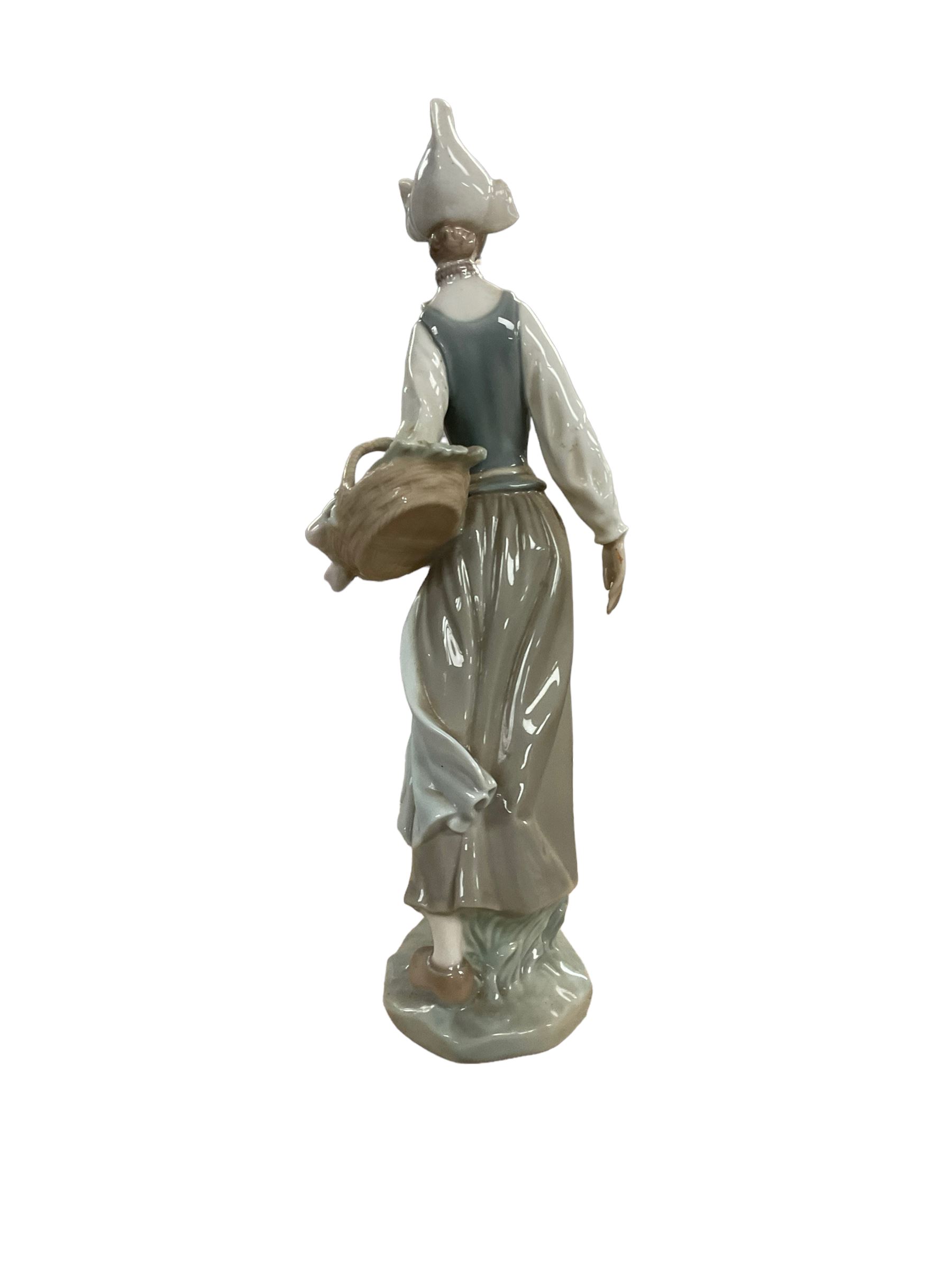 Lladro figure Dutch Girl - Image 3 of 5