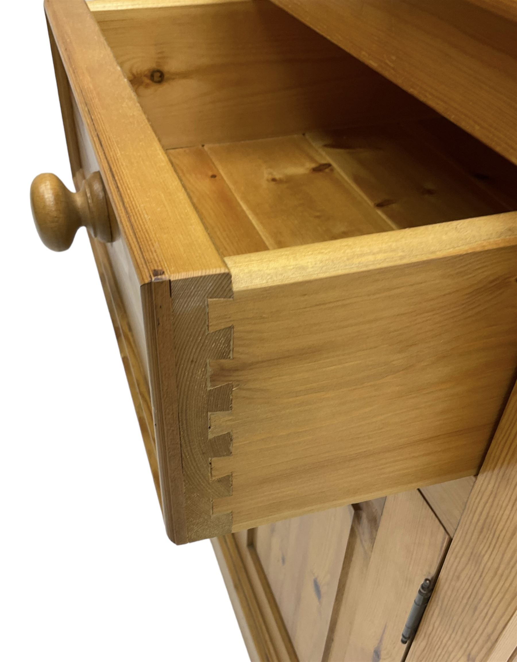 Traditional pine dresser - Image 5 of 9