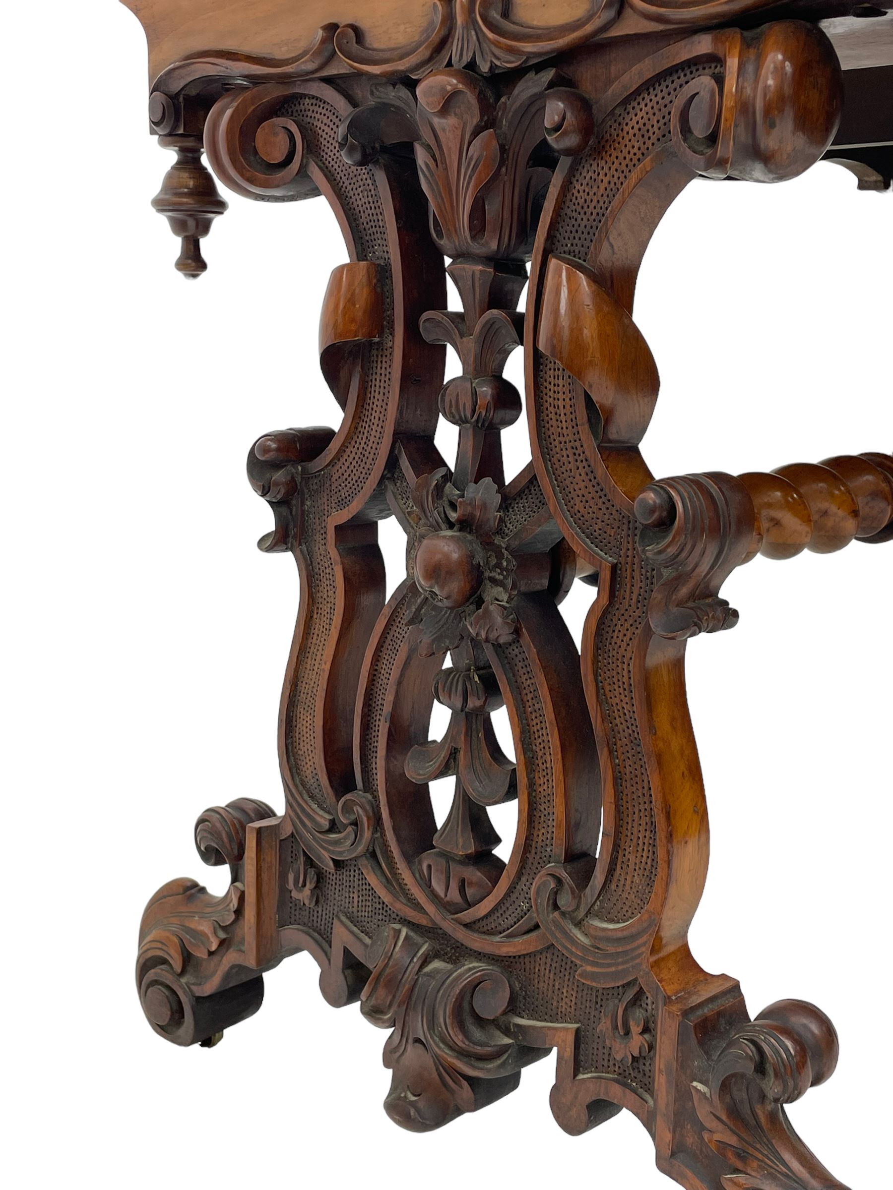 Victorian figured walnut stretcher side table - Bild 5 aus 15