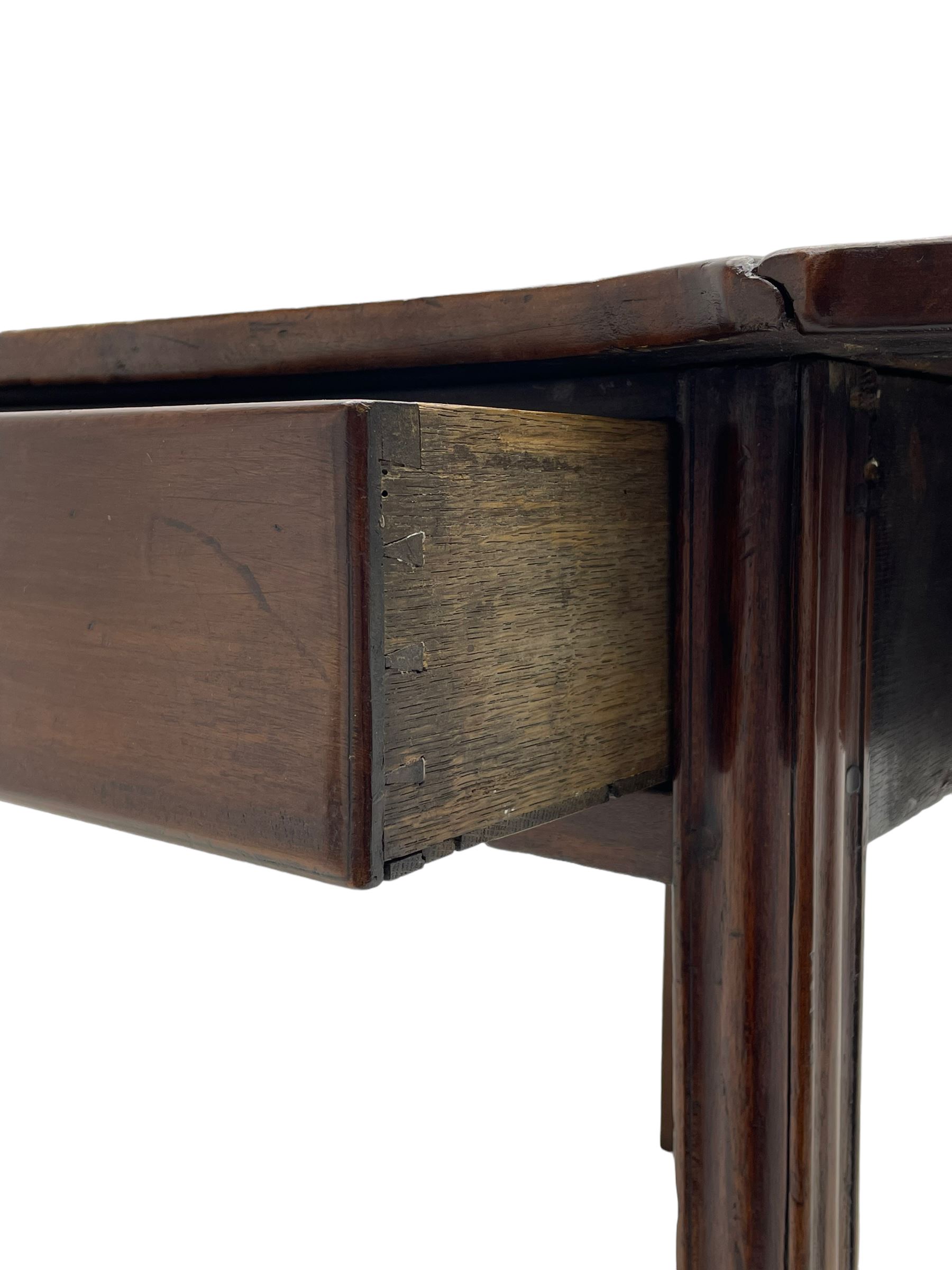 George III mahogany serpentine Pembroke table - Image 3 of 11