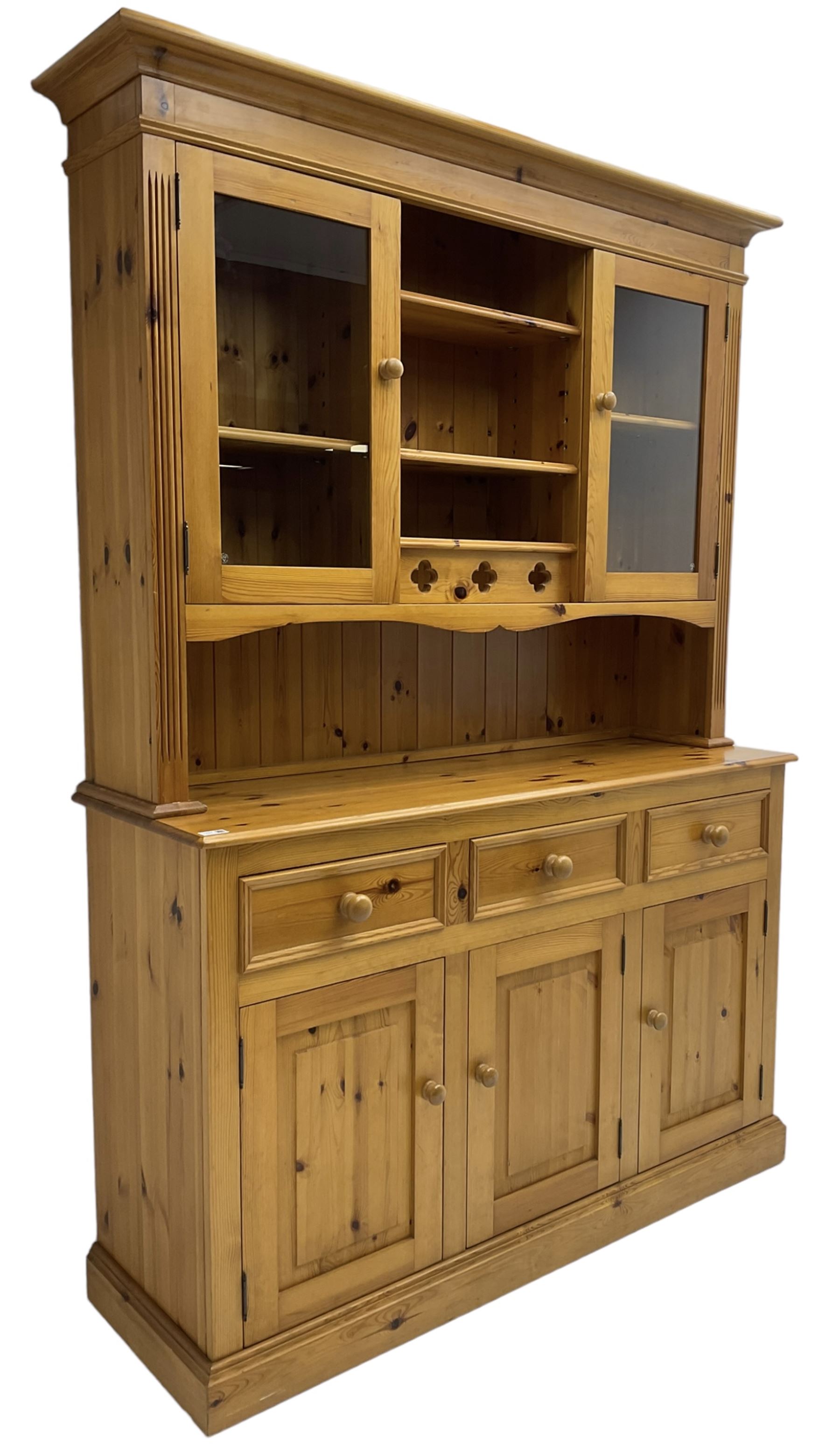 Traditional pine dresser - Image 8 of 9