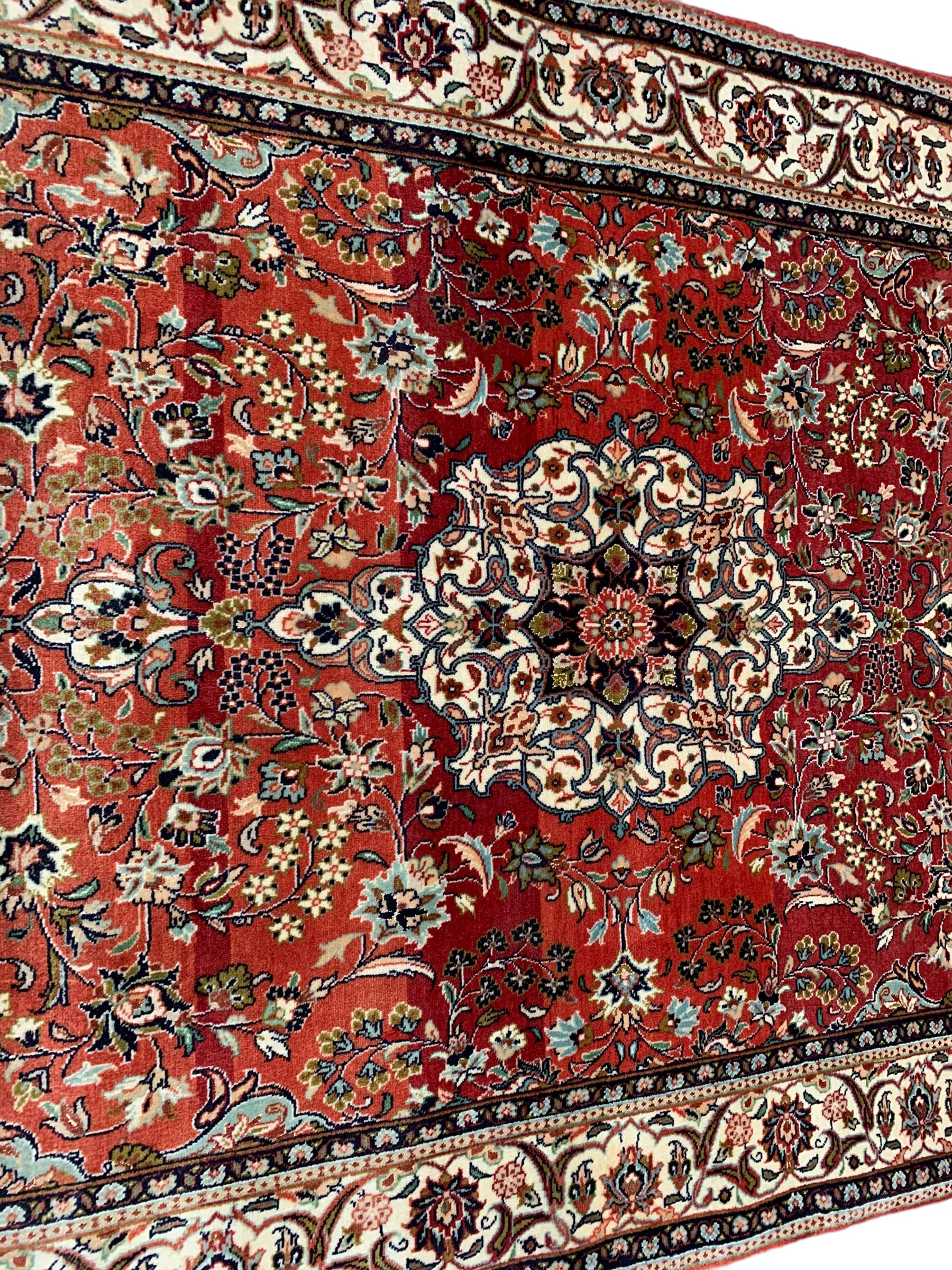 Small Persian Kashan crimson ground rug - Image 7 of 8