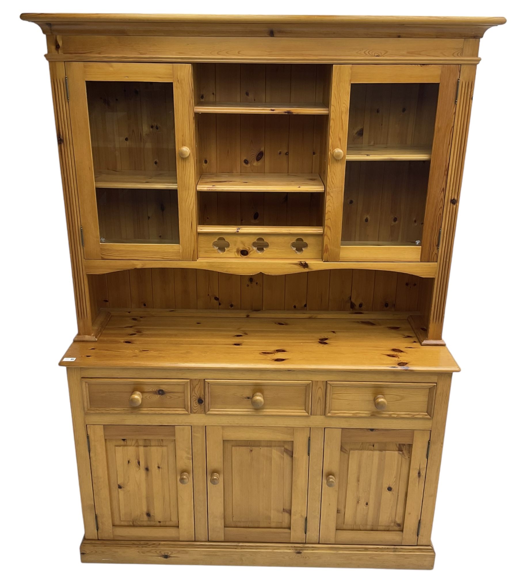 Traditional pine dresser - Image 7 of 9